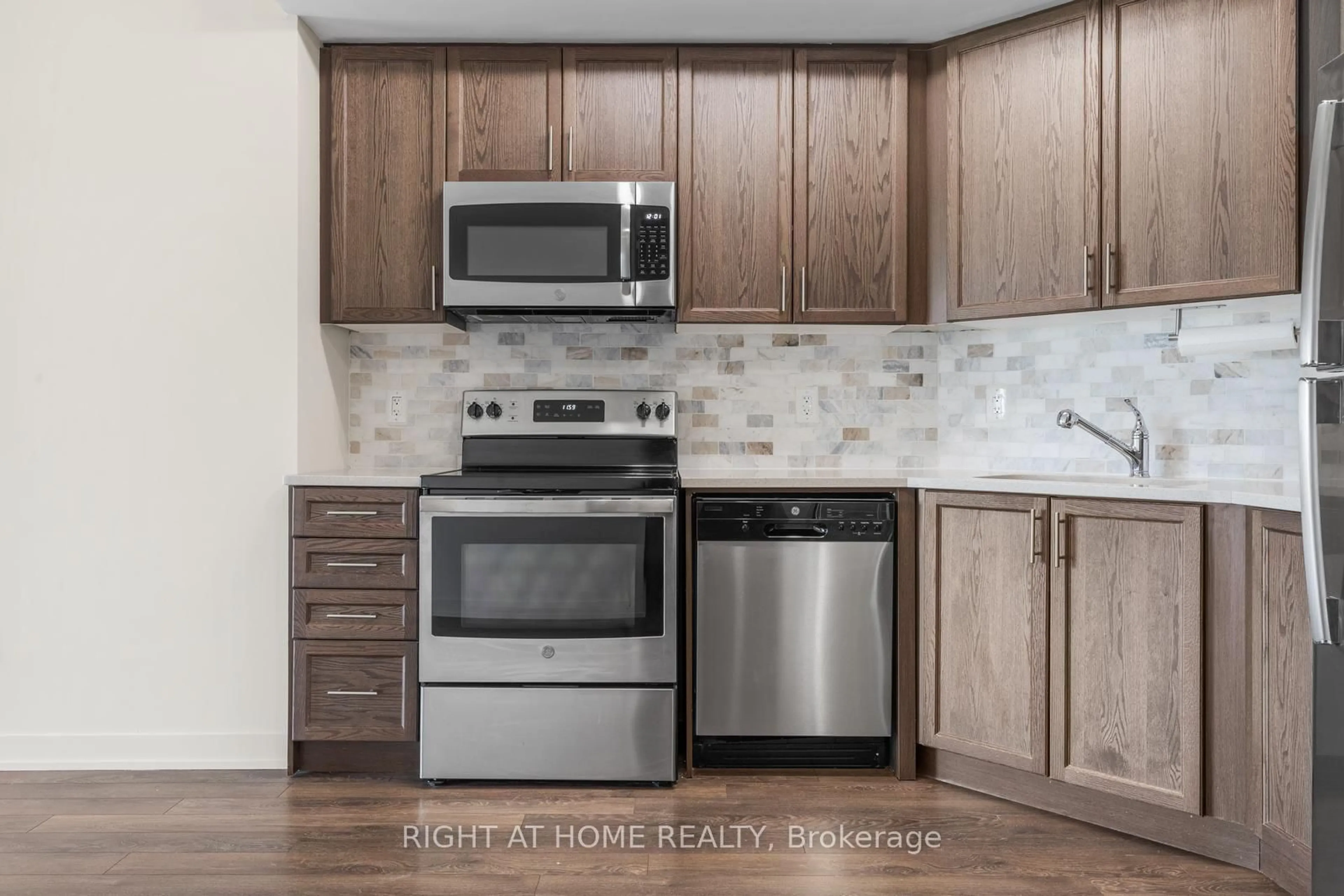 Standard kitchen, wood/laminate floor for 550 North Service Rd #319, Grimsby Ontario L3M 4E8