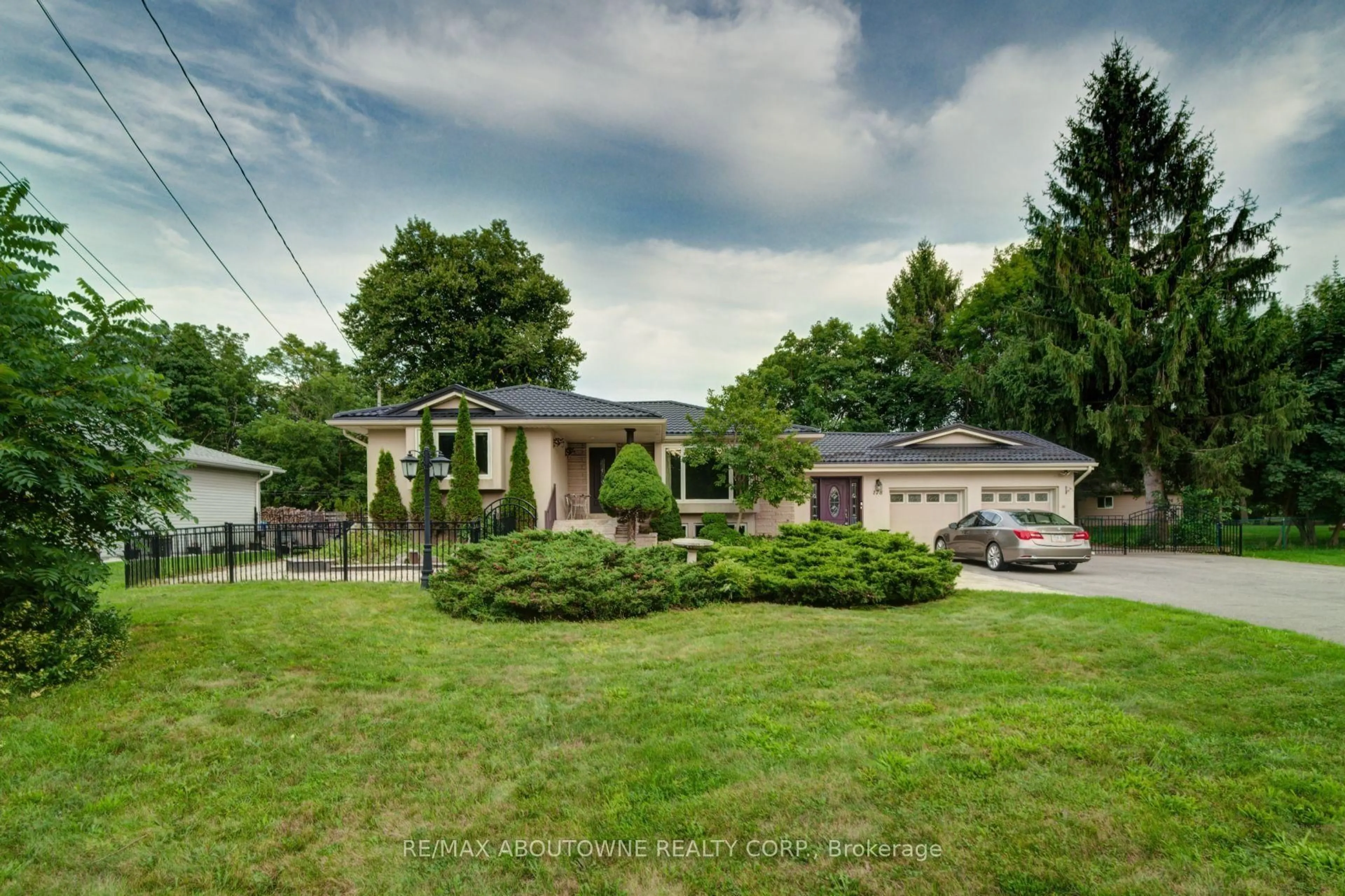 A pic from outside/outdoor area/front of a property/back of a property/a pic from drone, street for 178 Carlisle Rd, Hamilton Ontario L0R 1H2