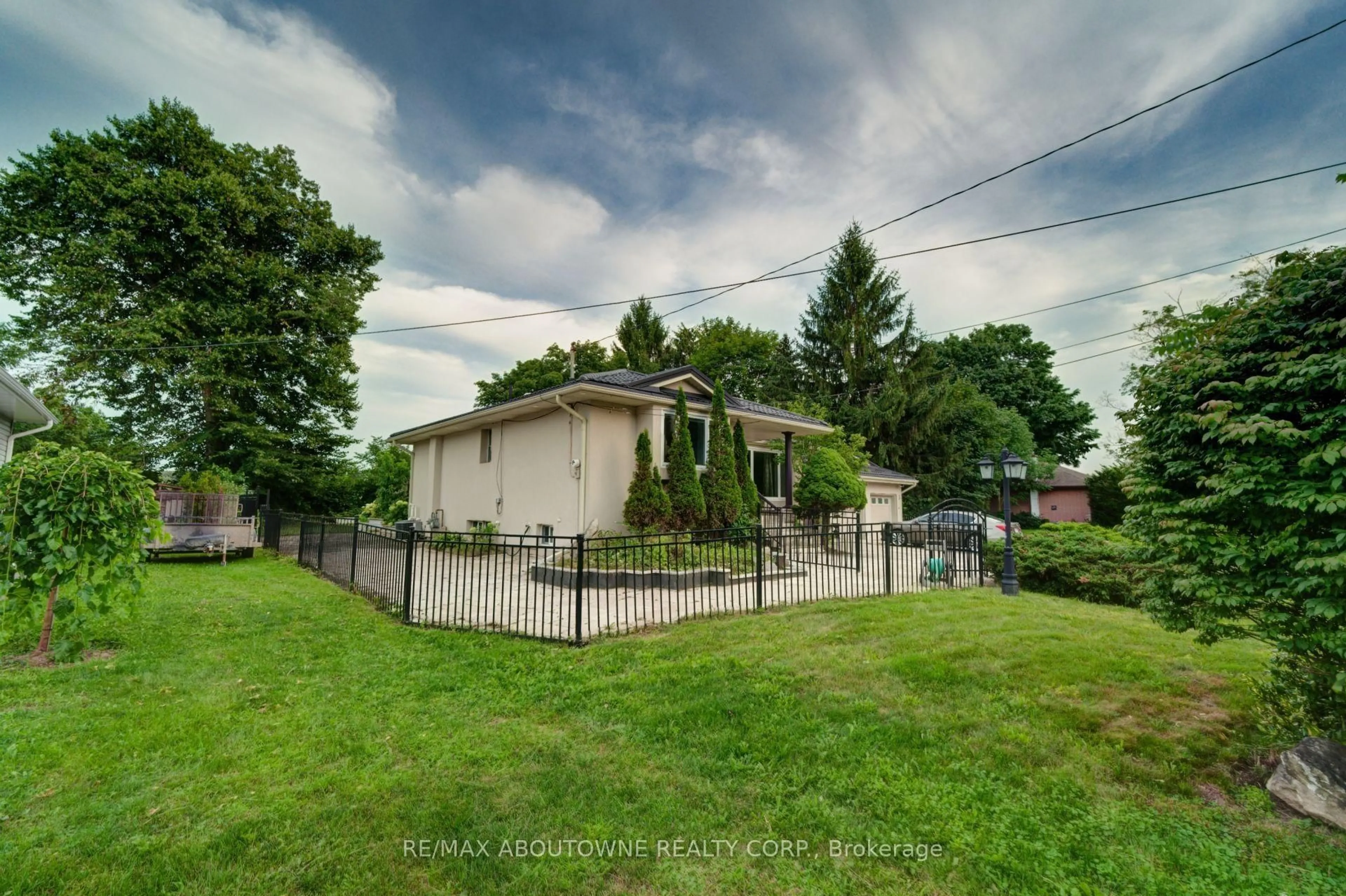 A pic from outside/outdoor area/front of a property/back of a property/a pic from drone, street for 178 Carlisle Rd, Hamilton Ontario L0R 1H2