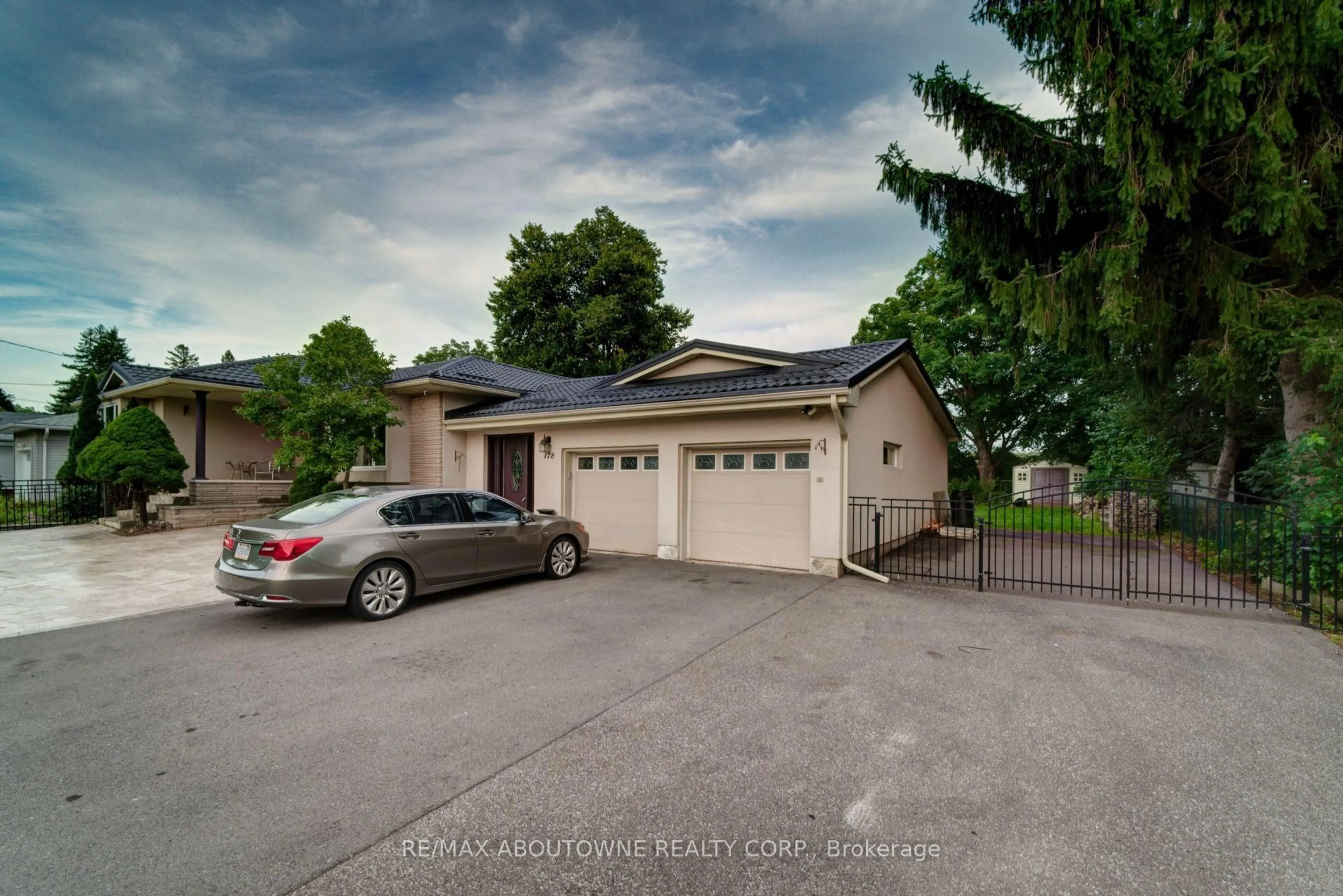 A pic from outside/outdoor area/front of a property/back of a property/a pic from drone, street for 178 Carlisle Rd, Hamilton Ontario L0R 1H2