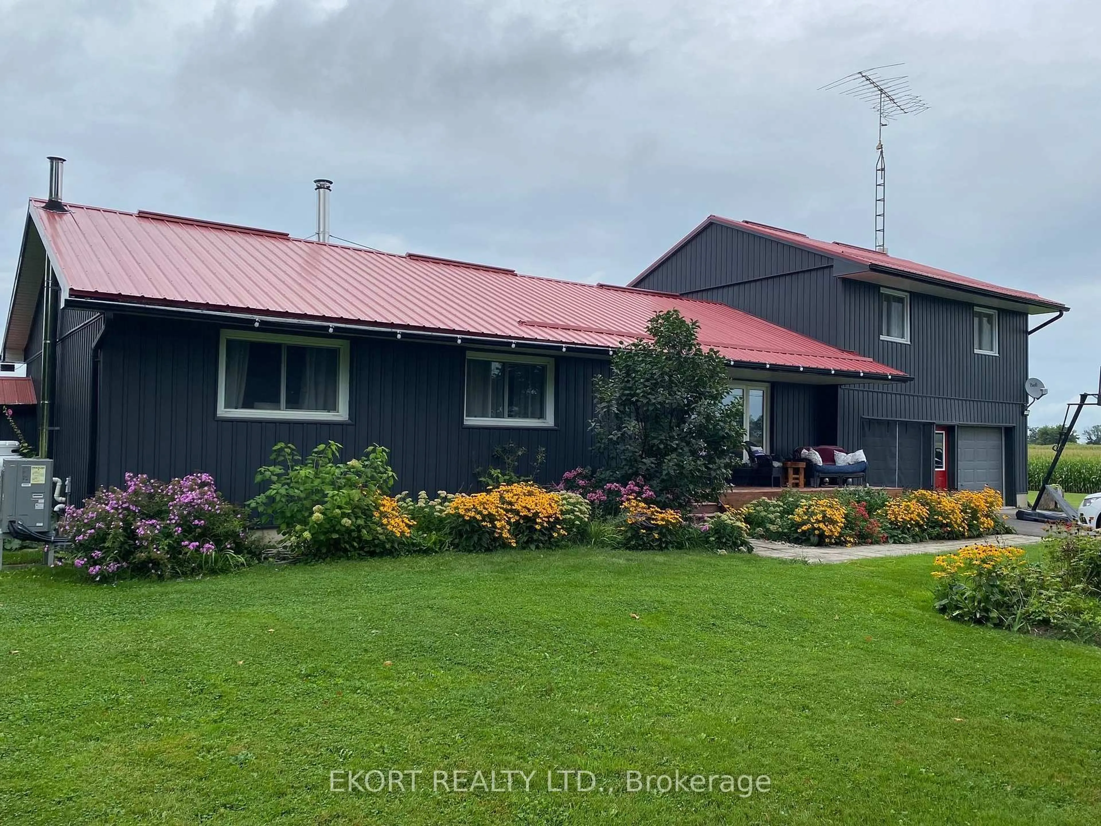 A pic from outside/outdoor area/front of a property/back of a property/a pic from drone, building for 428 Hunt Rd, Tweed Ontario K0K 3J0