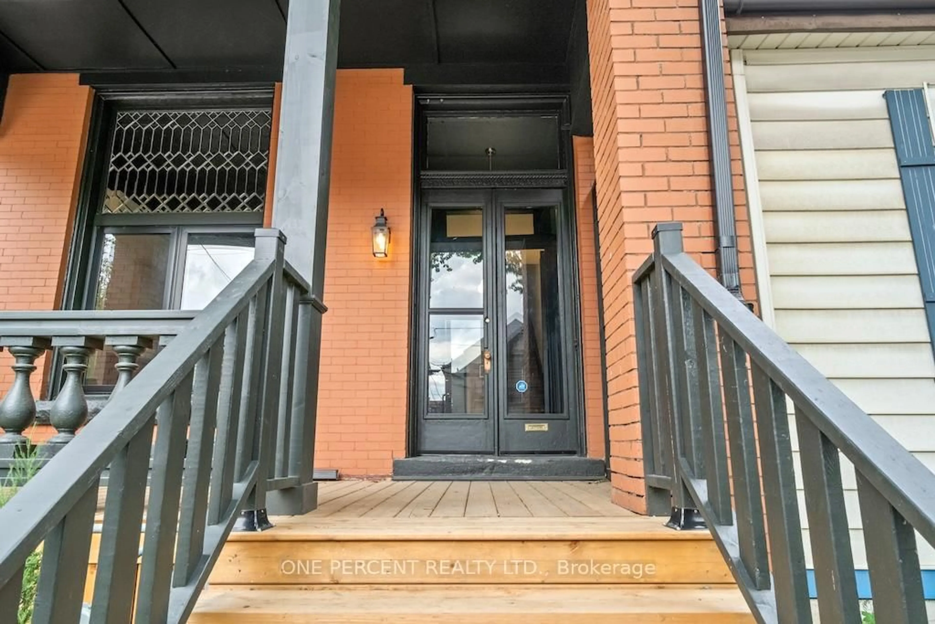 Indoor entryway for 143 Catharine St, Hamilton Ontario L8R 1J5