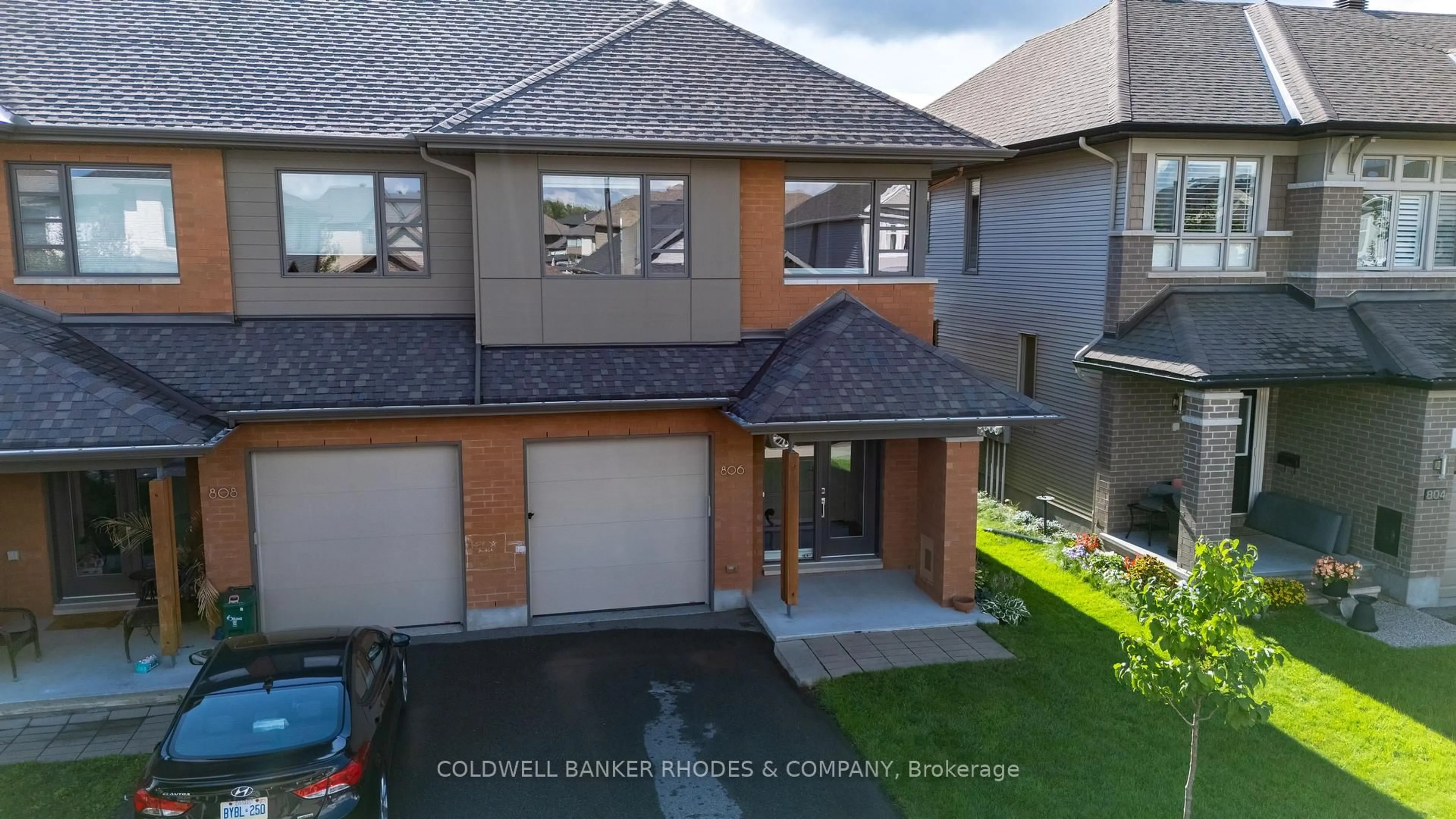 A pic from outside/outdoor area/front of a property/back of a property/a pic from drone, street for 806 Carnelian Cres, Ottawa Ontario K1X 0A8
