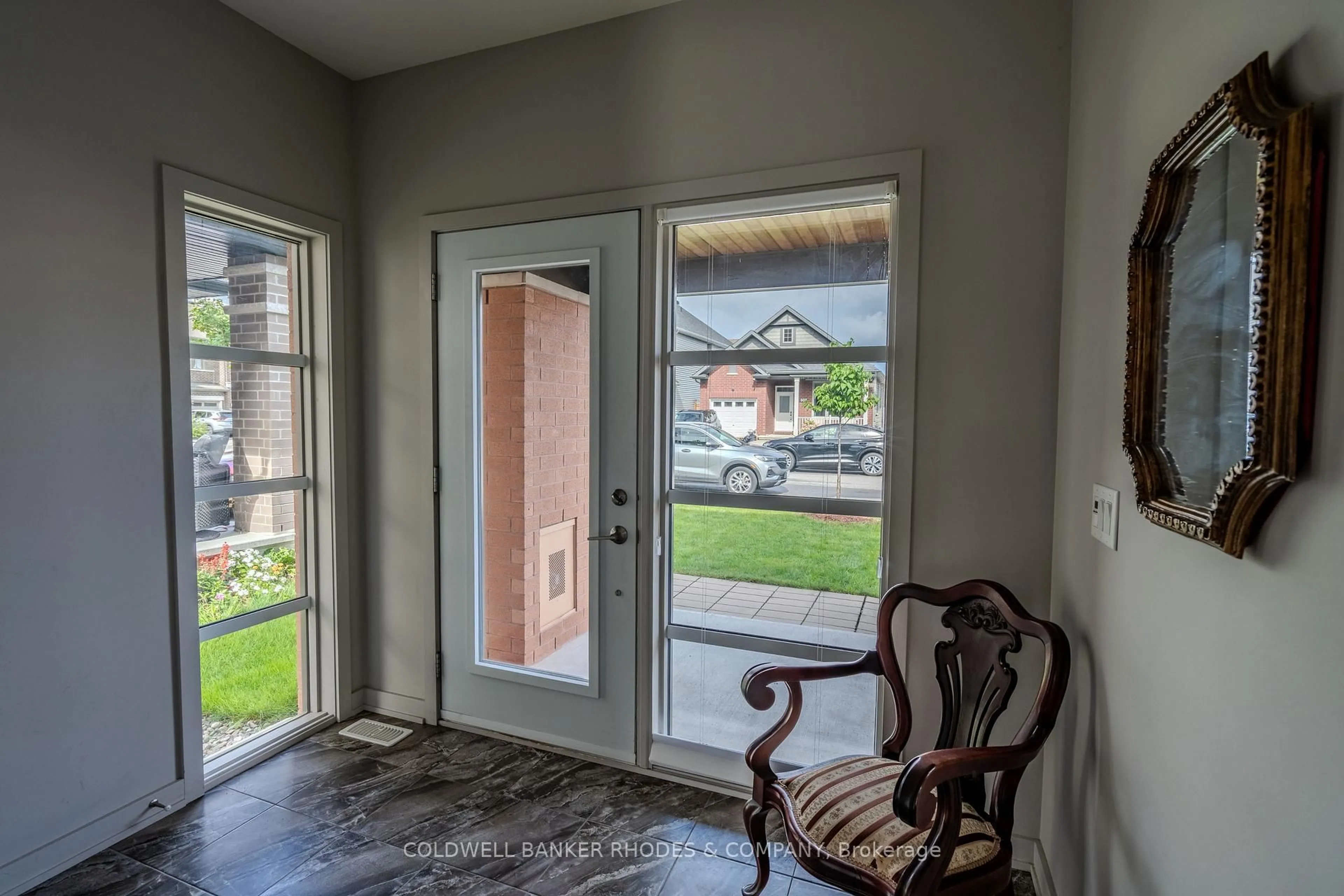 Indoor entryway for 806 Carnelian Cres, Ottawa Ontario K1X 0A8