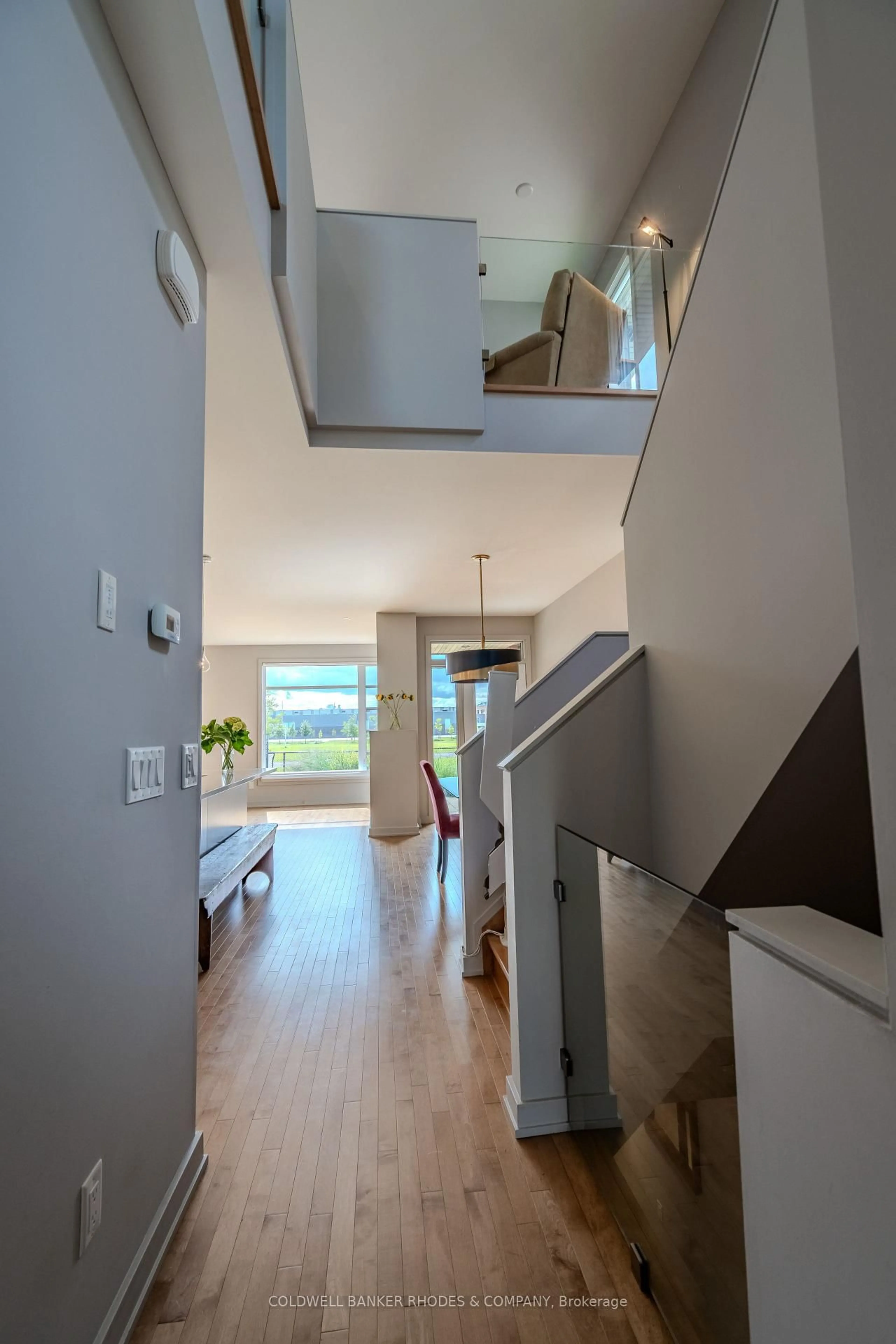 Indoor foyer for 806 Carnelian Cres, Ottawa Ontario K1X 0A8