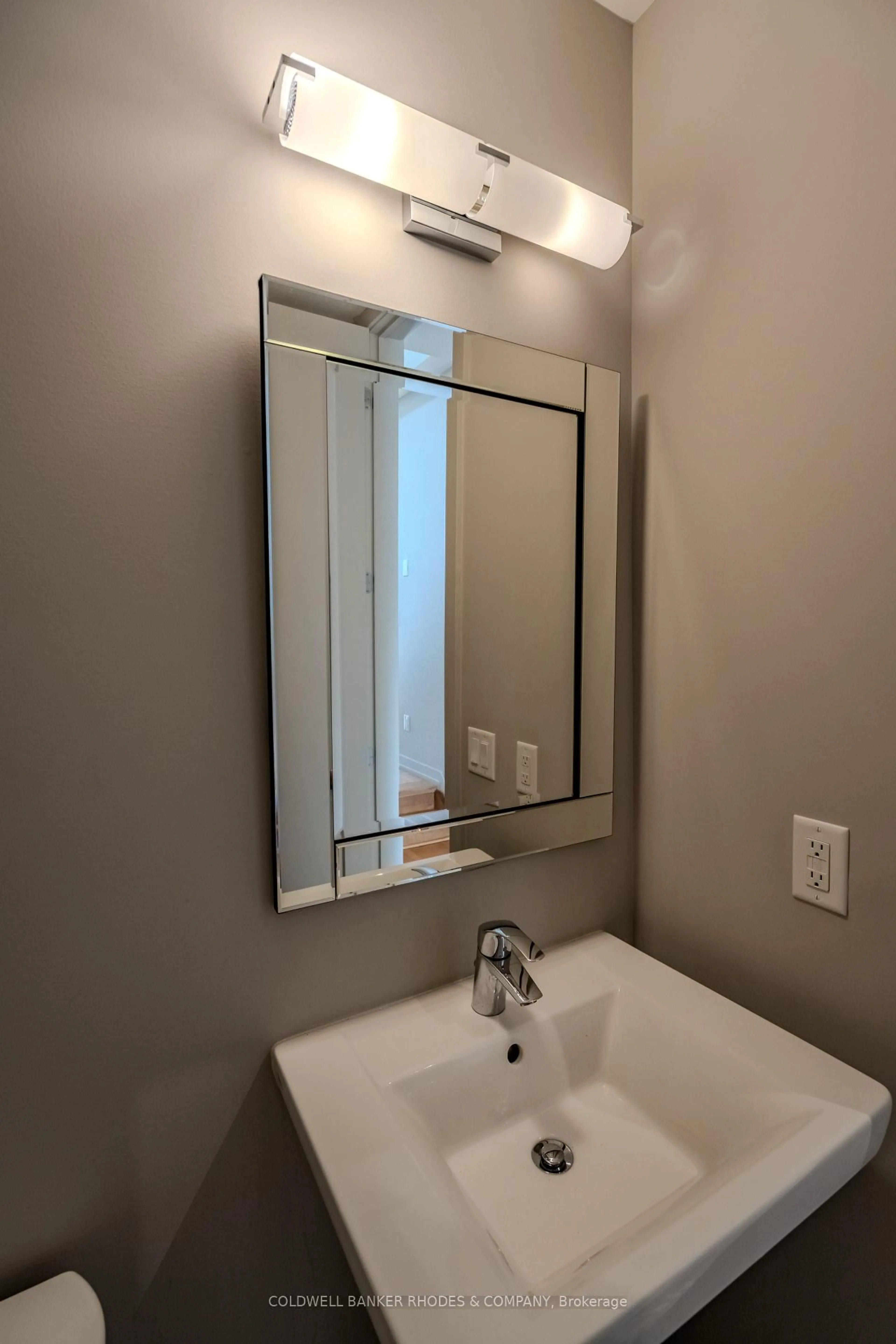 Standard bathroom, unknown for 806 Carnelian Cres, Ottawa Ontario K1X 0A8