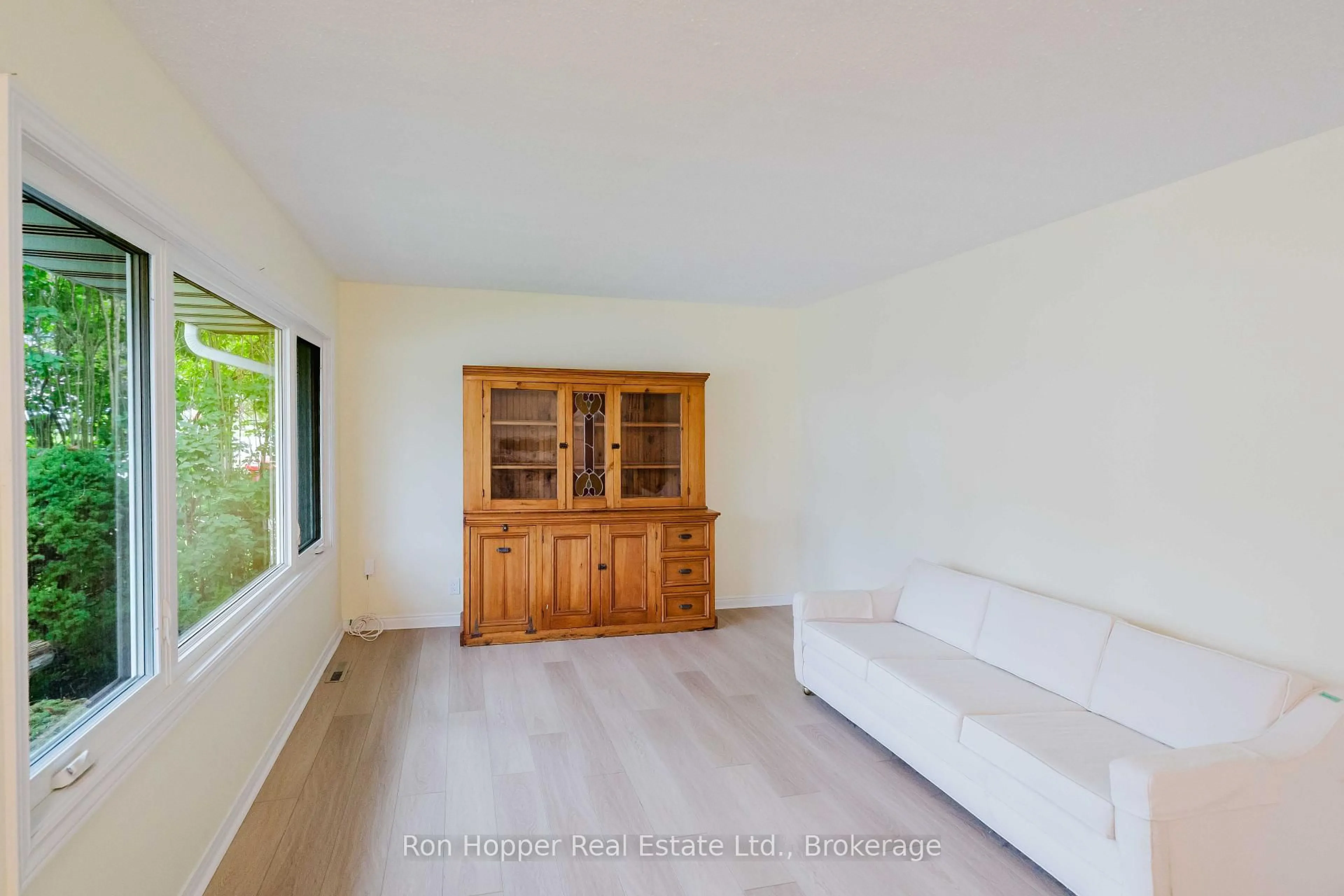Living room with furniture, wood/laminate floor for 508 13th St, Owen Sound Ontario N4K 3X1