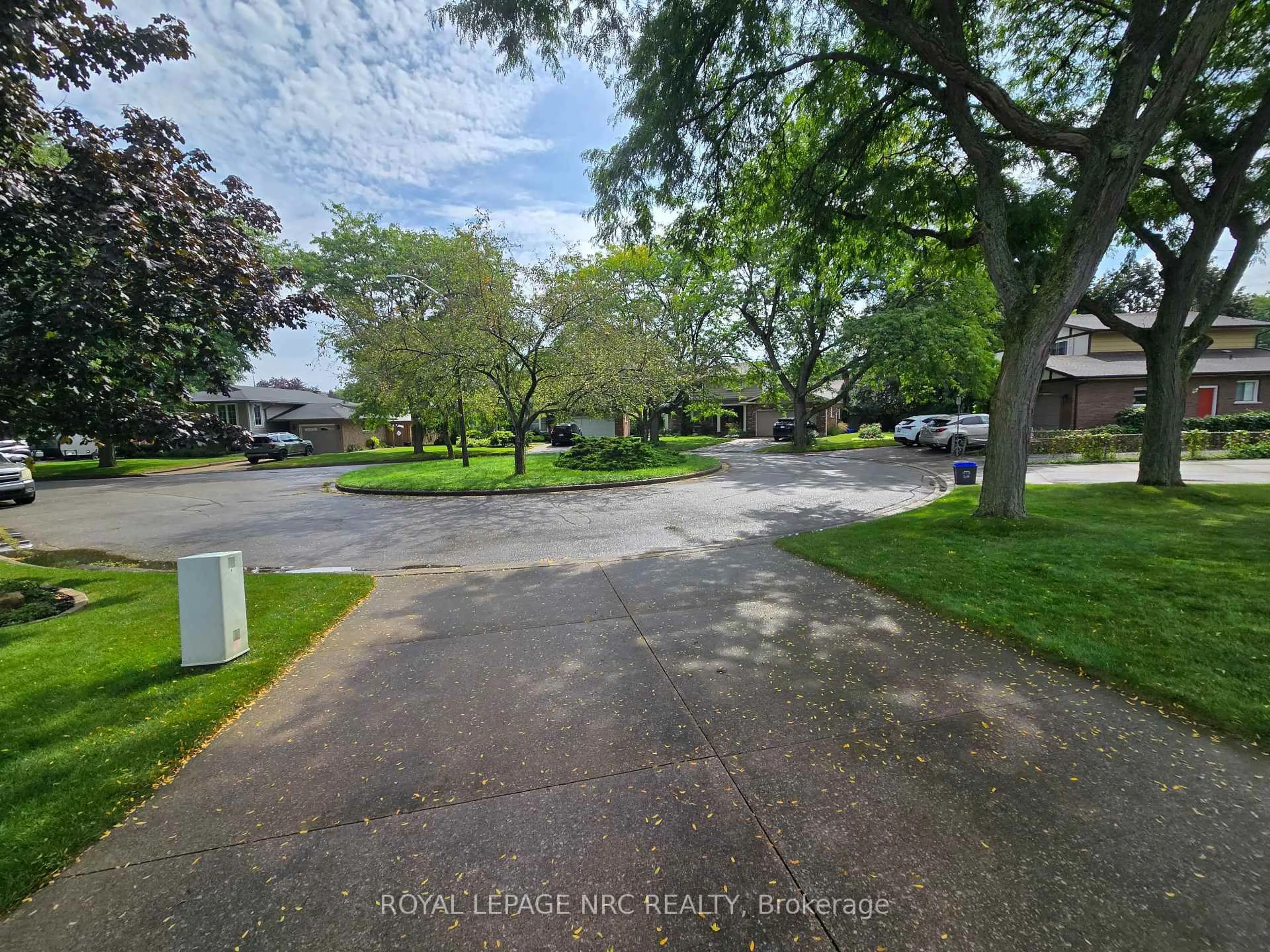 A pic from outside/outdoor area/front of a property/back of a property/a pic from drone, street for 18 Deanna Cres, St. Catharines Ontario L2N 6R9