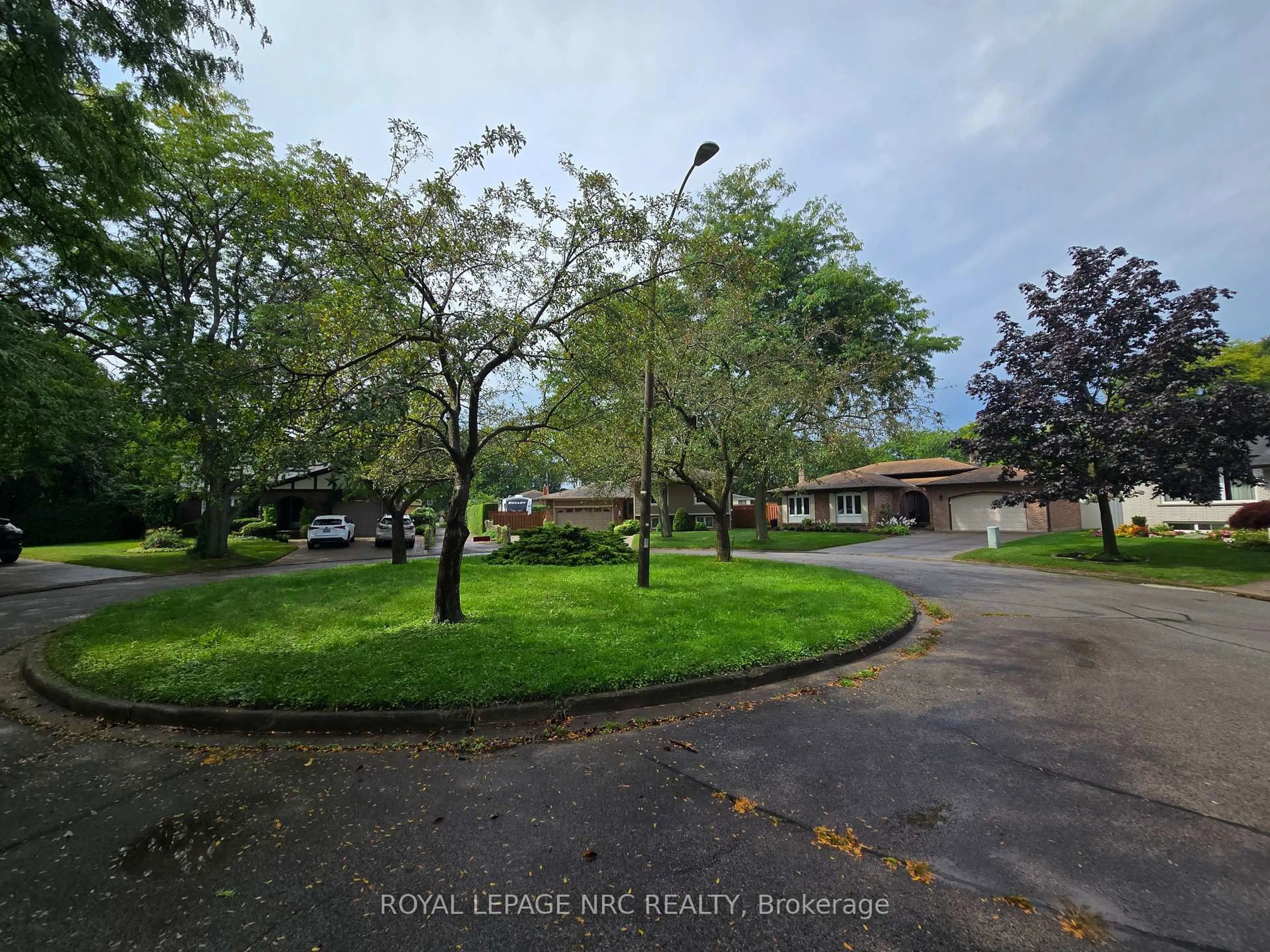 A pic from outside/outdoor area/front of a property/back of a property/a pic from drone, street for 18 Deanna Cres, St. Catharines Ontario L2N 6R9