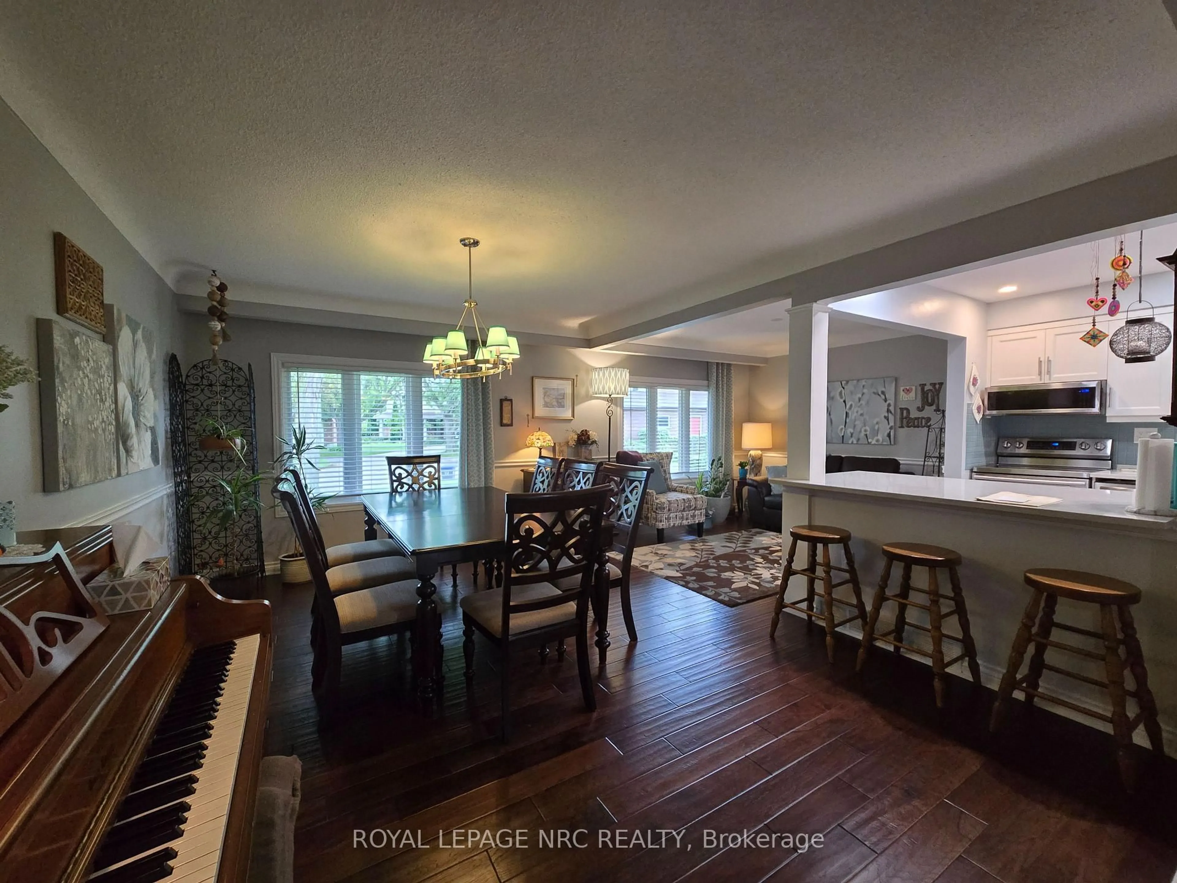 Dining room, wood/laminate floor for 18 Deanna Cres, St. Catharines Ontario L2N 6R9