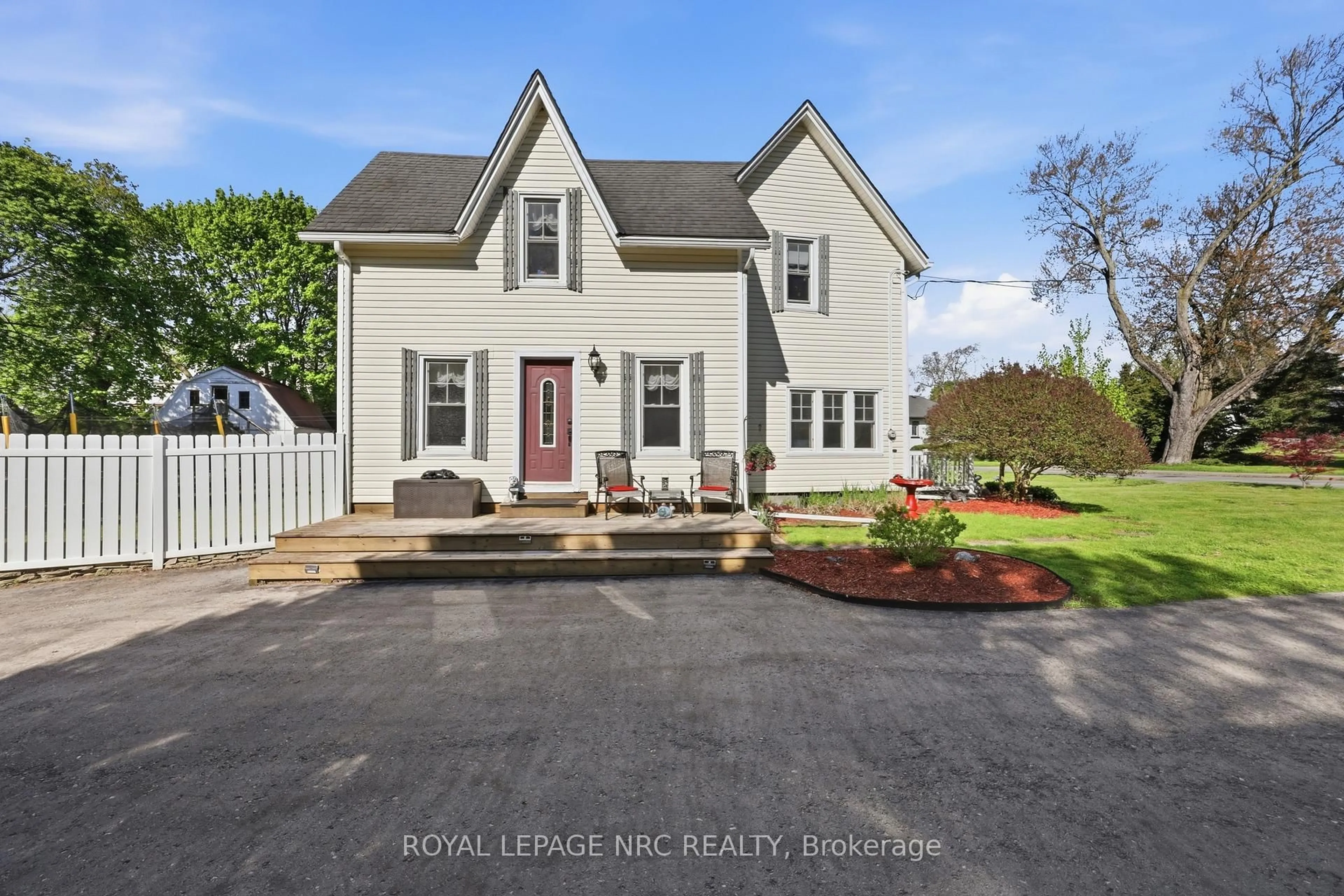 Home with vinyl exterior material, street for 776 Canboro Rd, Pelham Ontario L0S 1C0
