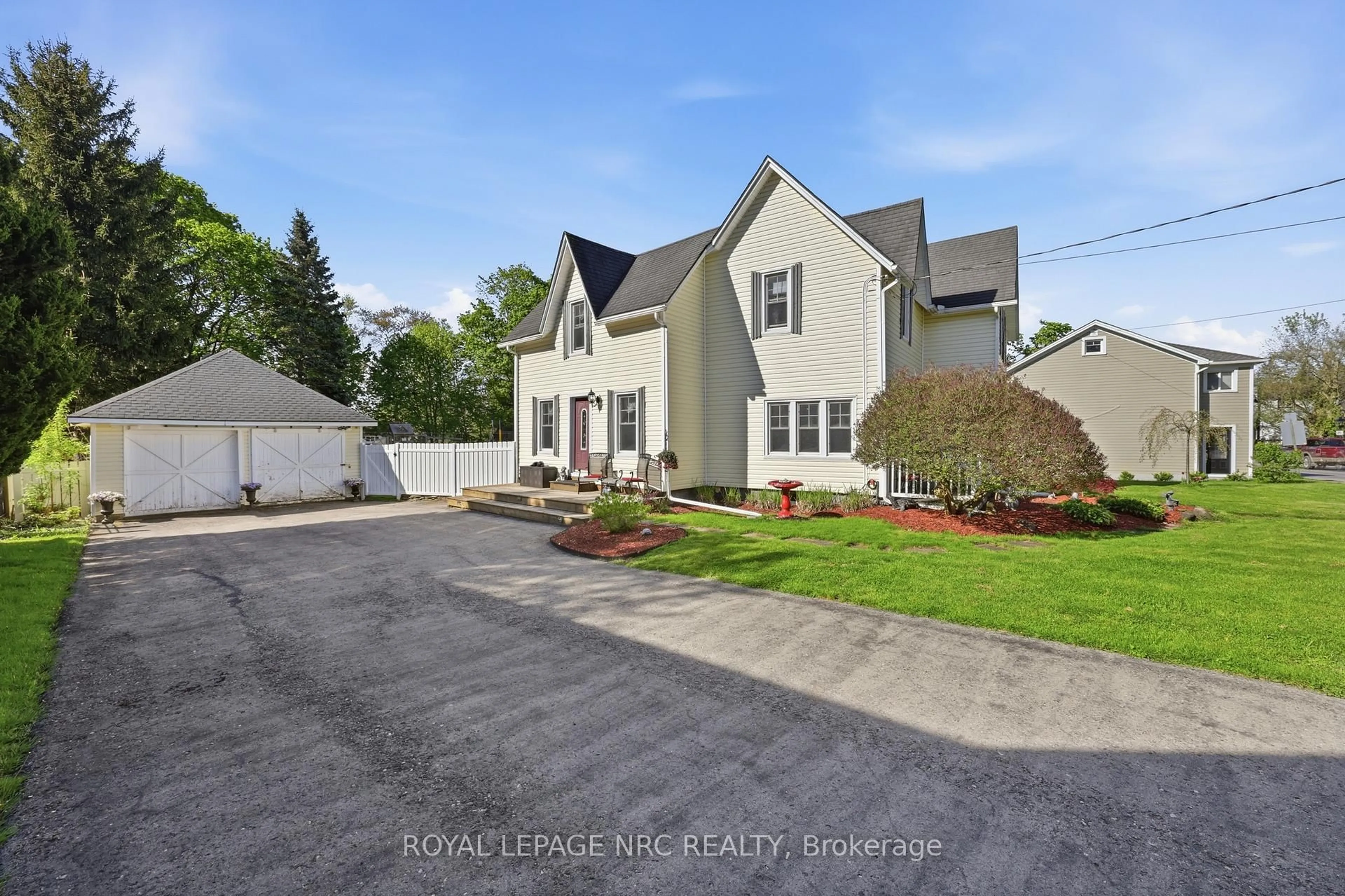 A pic from outside/outdoor area/front of a property/back of a property/a pic from drone, street for 776 Canboro Rd, Pelham Ontario L0S 1C0