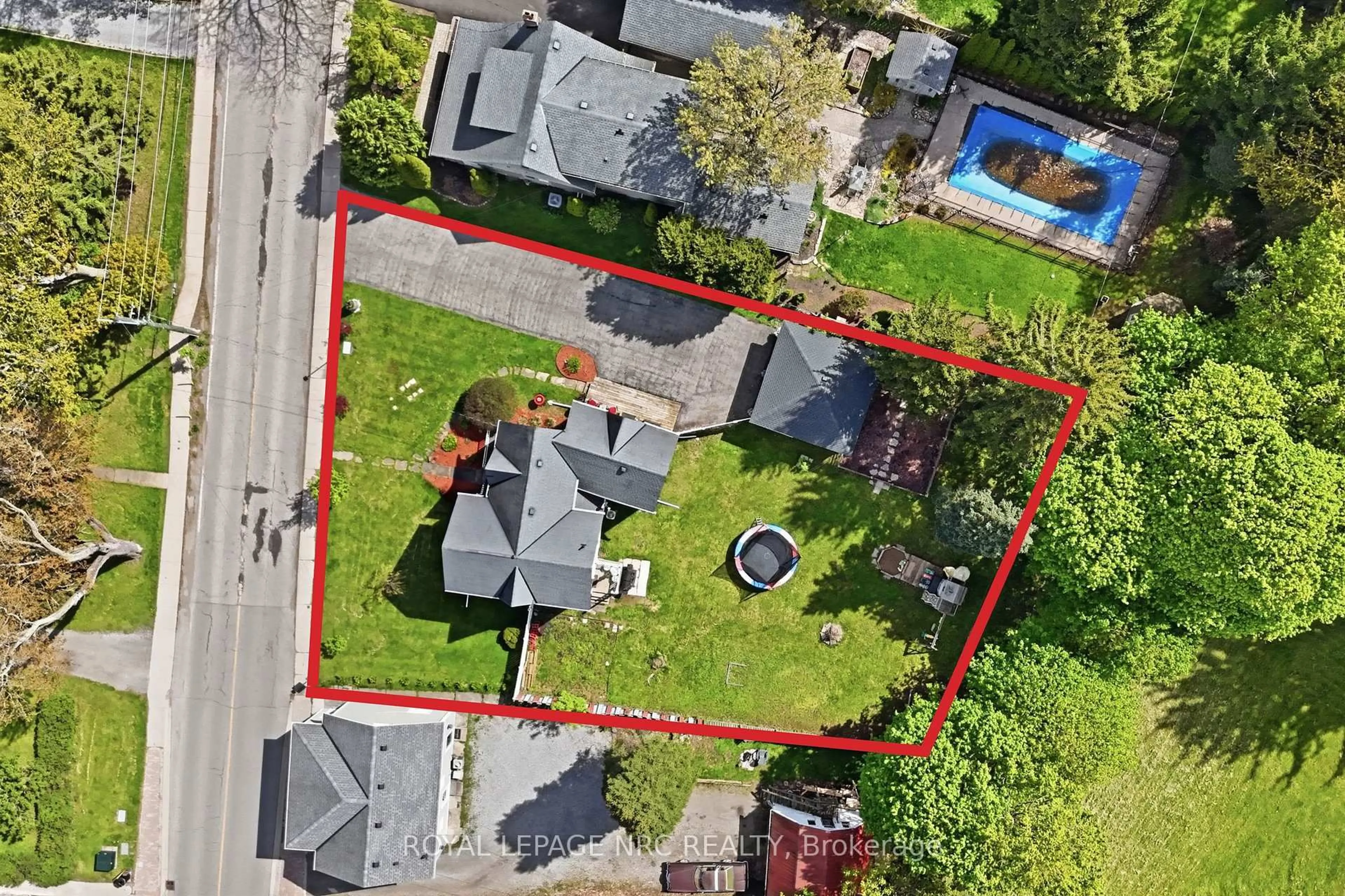 A pic from outside/outdoor area/front of a property/back of a property/a pic from drone, street for 776 Canboro Rd, Pelham Ontario L0S 1C0