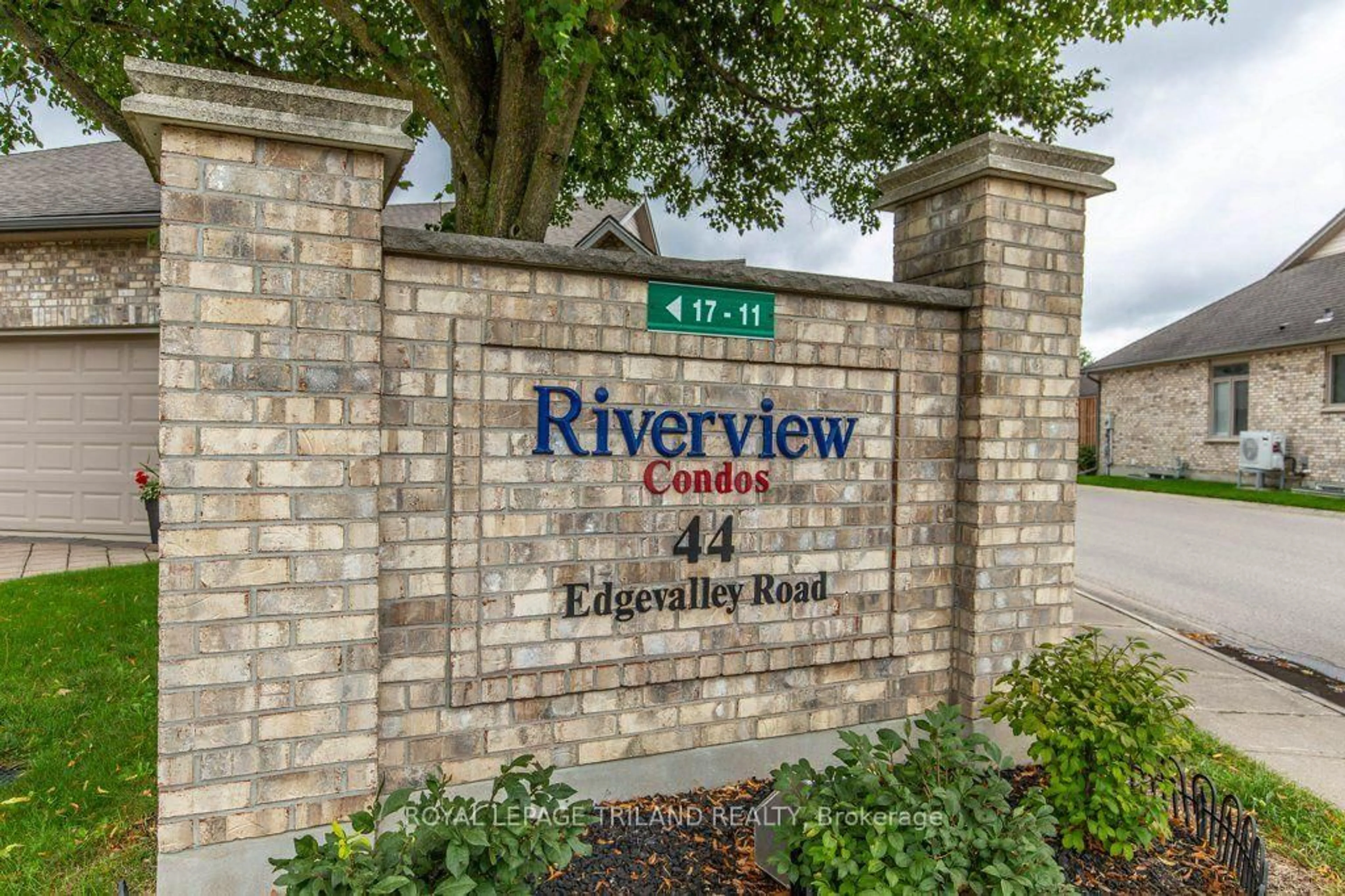 Indoor foyer for 44 EDGEVALLEY Rd #42, London East Ontario N5Y 5P7