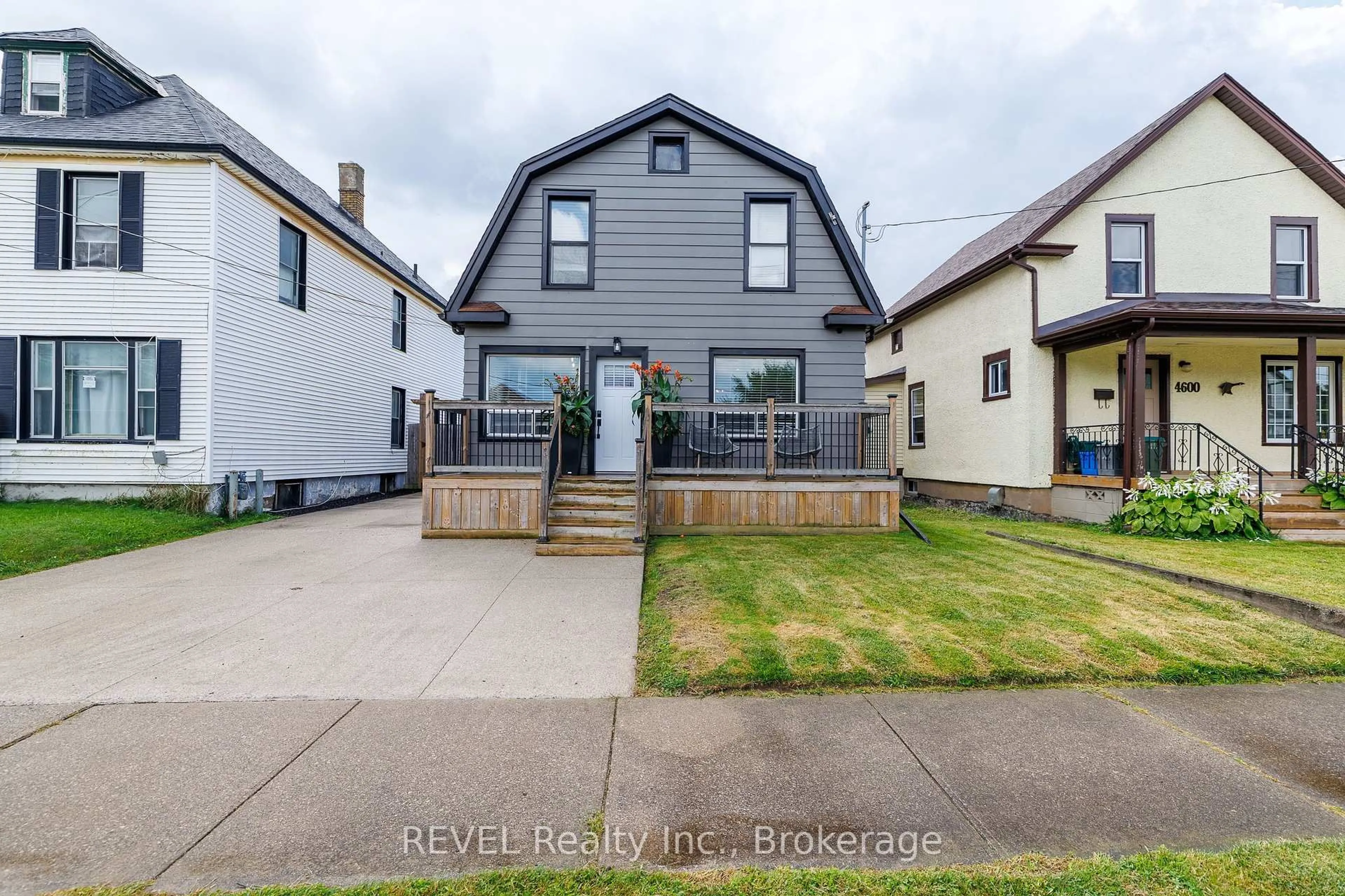 A pic from outside/outdoor area/front of a property/back of a property/a pic from drone, street for 4594 Ferguson St, Niagara Falls Ontario L2E 2Y9
