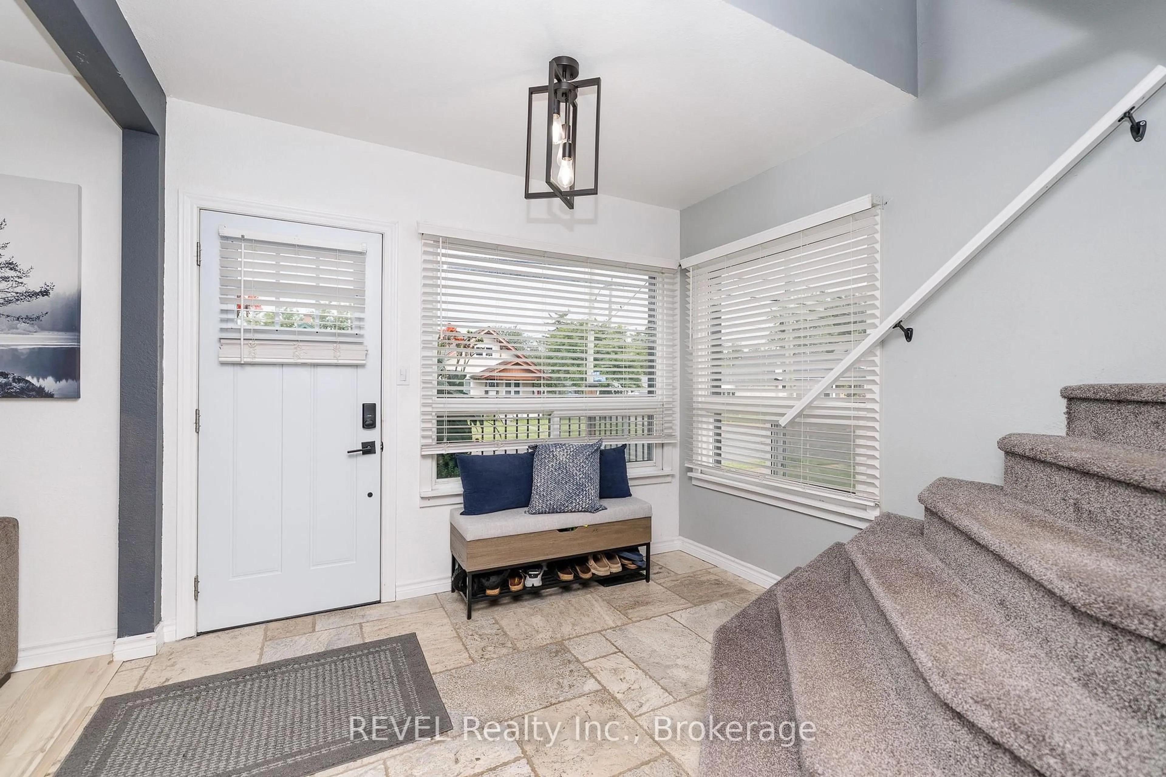Indoor entryway for 4594 Ferguson St, Niagara Falls Ontario L2E 2Y9