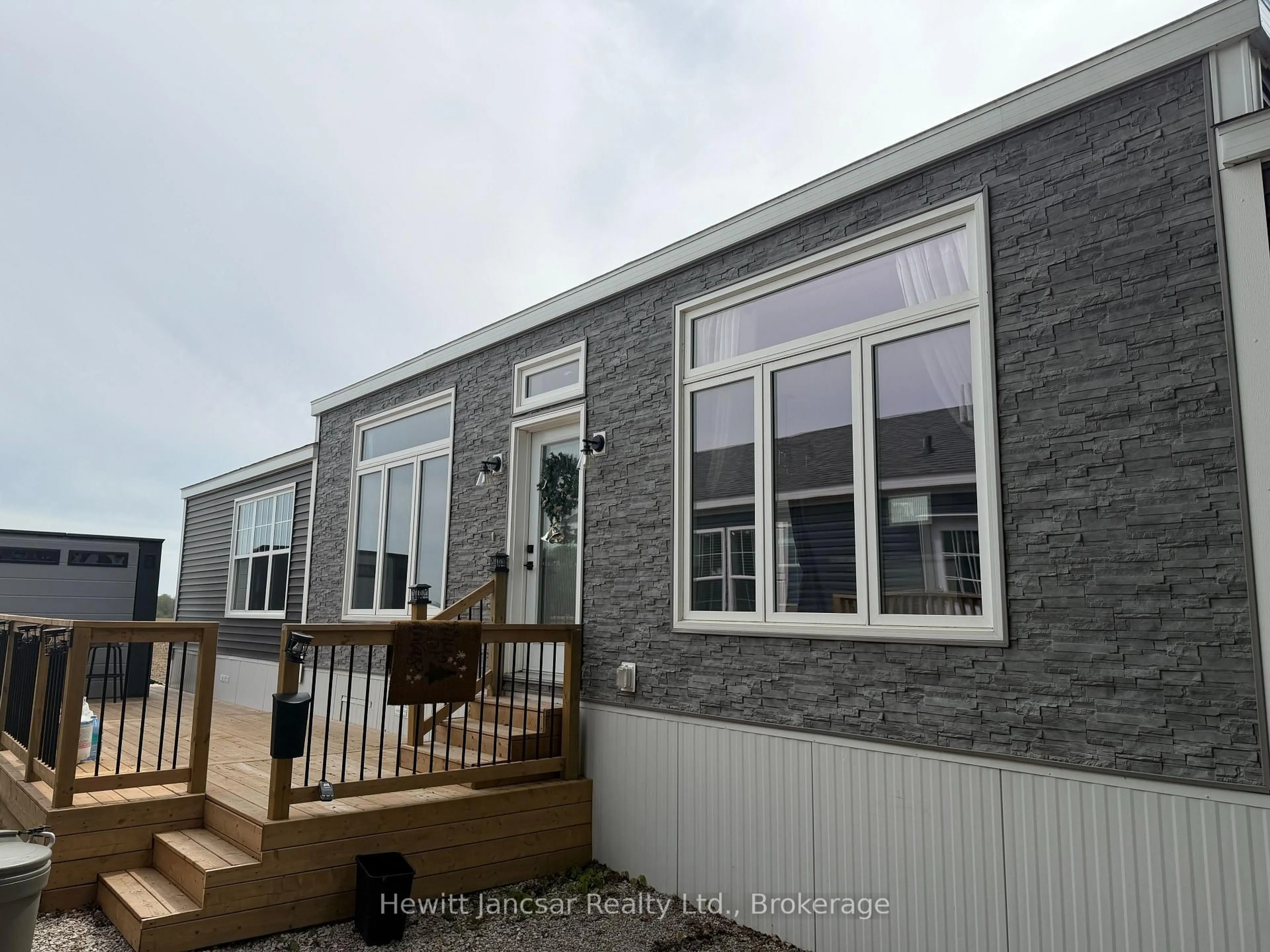 Home with vinyl exterior material, building for 99 Fourth Concession Rd #617, Brant Ontario N0E 1A0