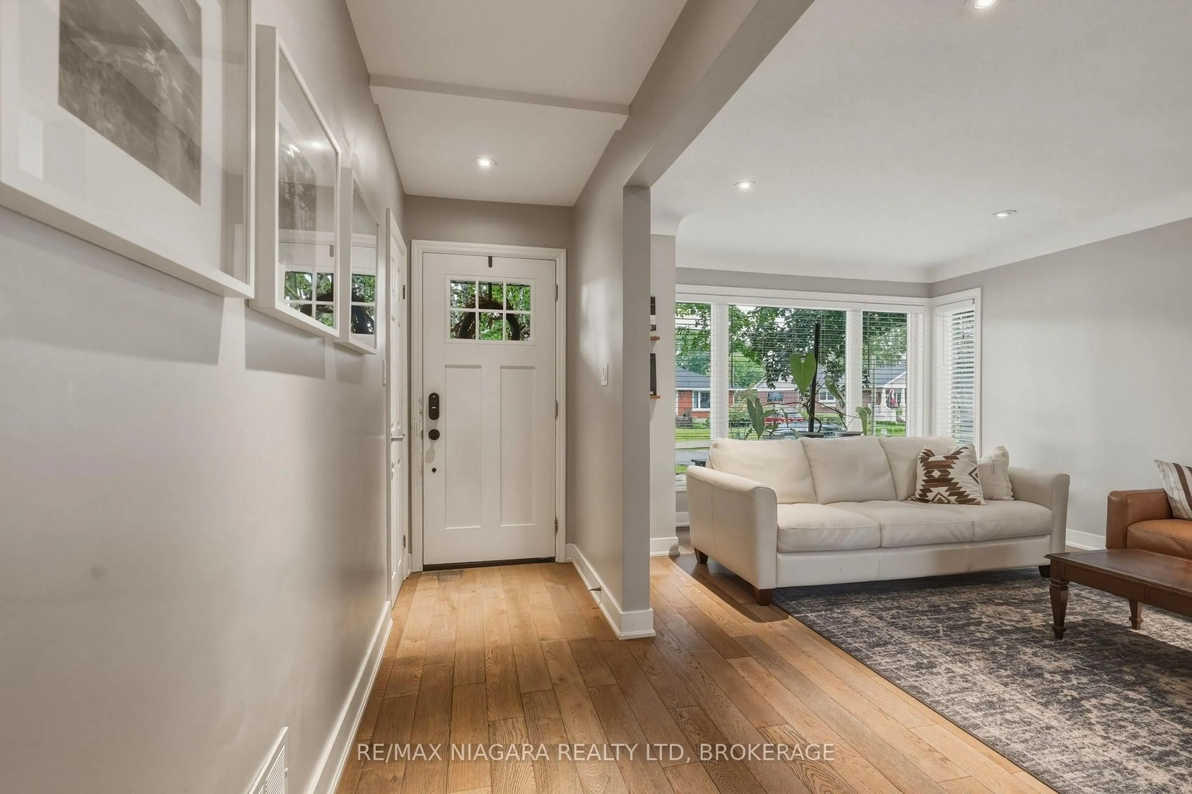Indoor entryway for 9 Youngblut Ave, St. Catharines Ontario L2N 1M9