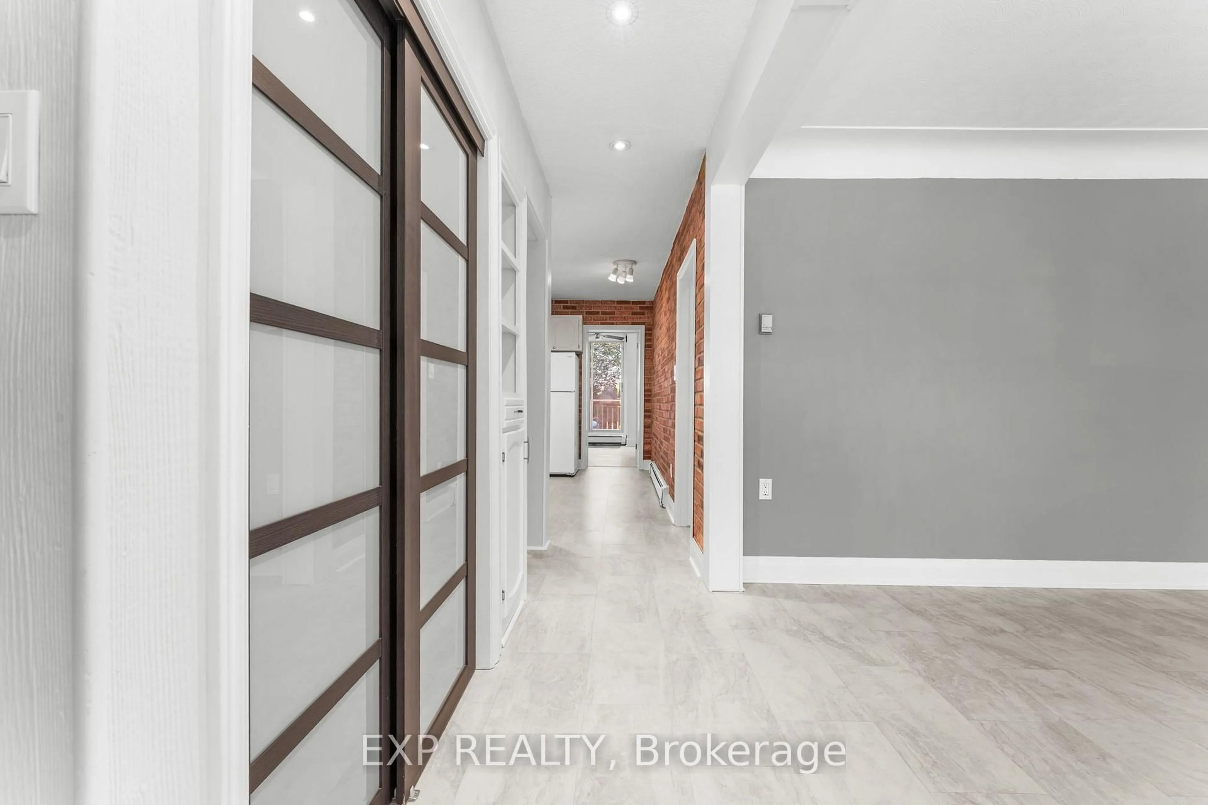 Indoor entryway for 156 Park Row, Hamilton Ontario L8K 2J8