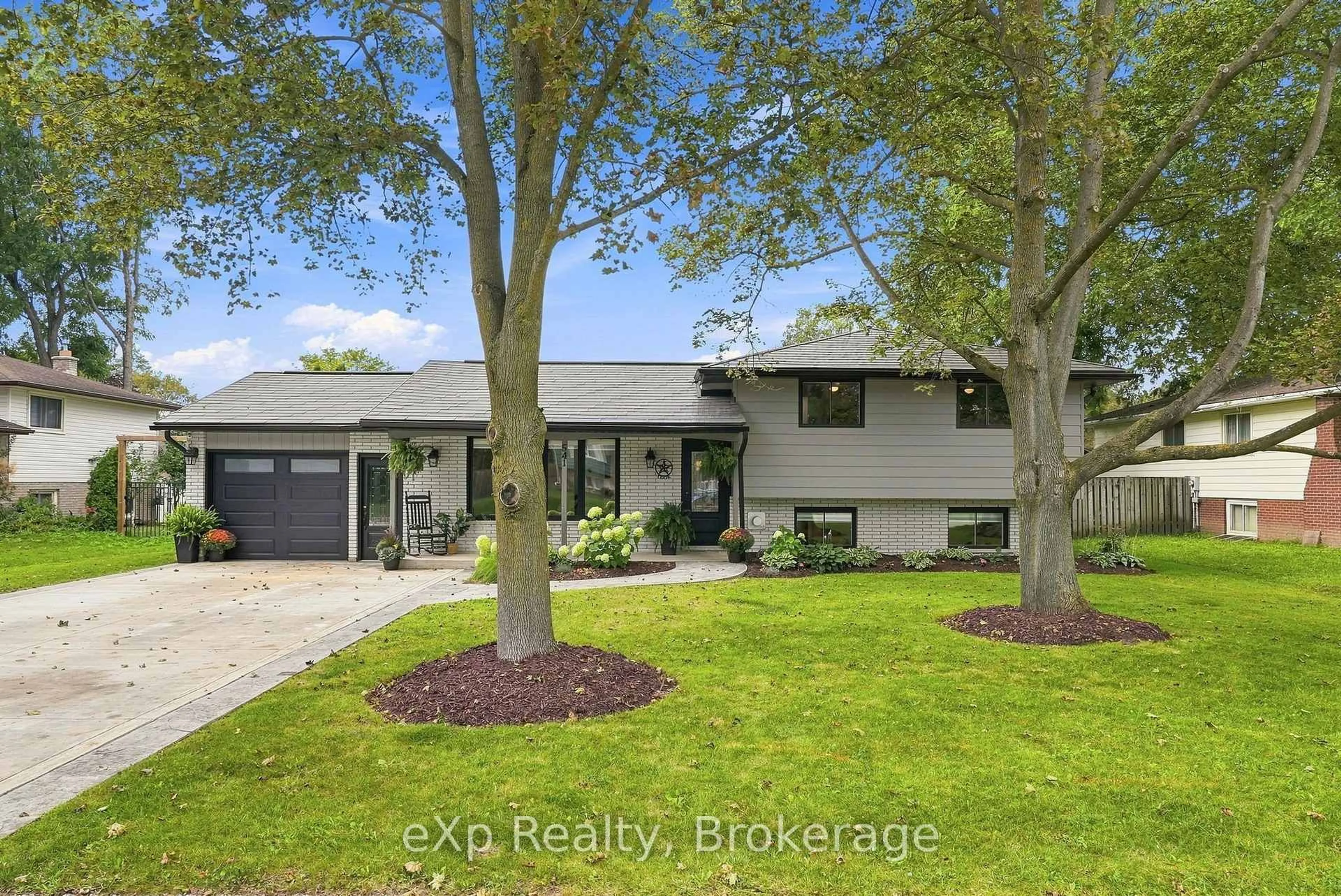 Home with vinyl exterior material, unknown for 541 Oakview Cres, Wellington North Ontario N0G 2L2