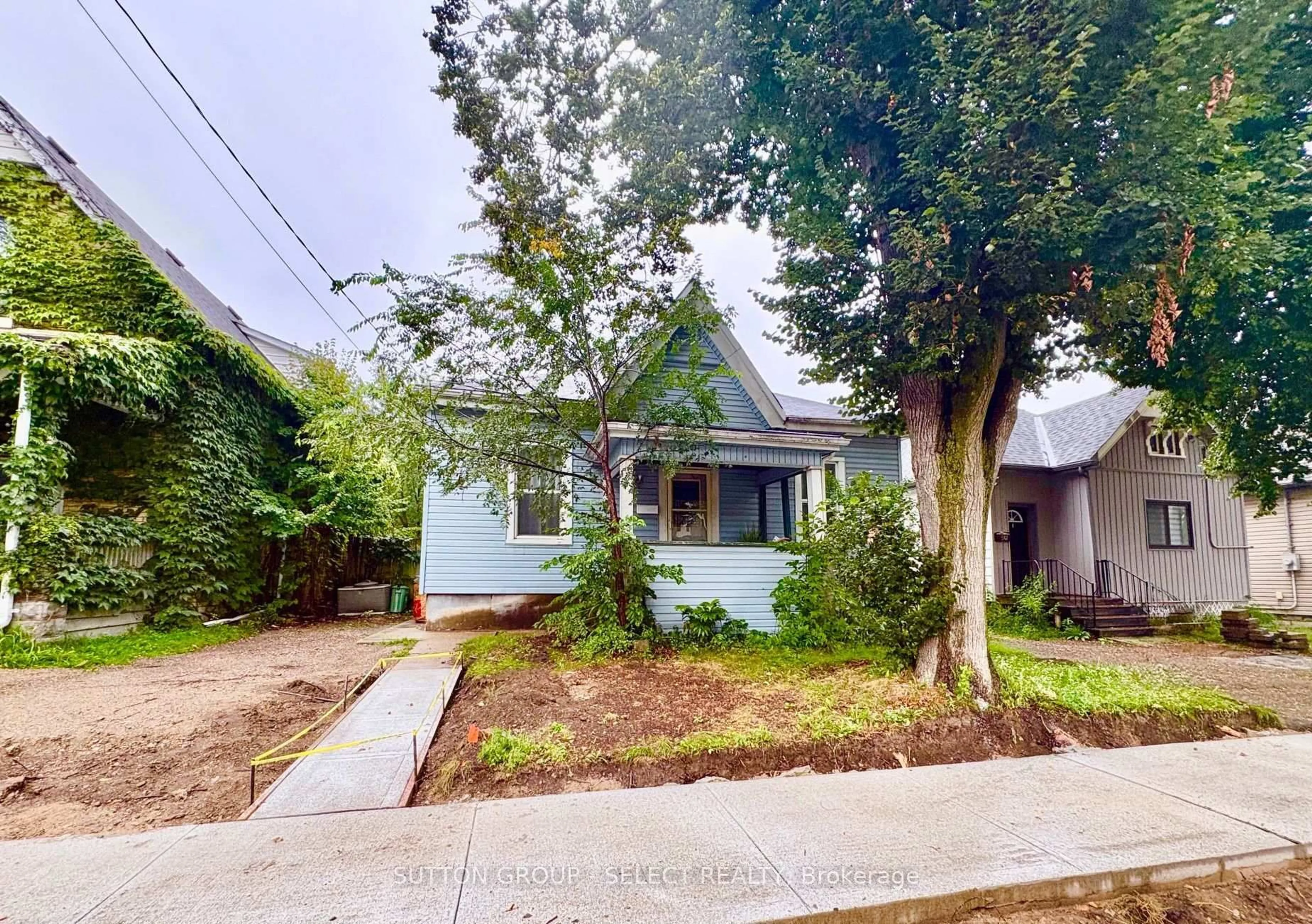 A pic from outside/outdoor area/front of a property/back of a property/a pic from drone, street for 563 Ontario St, London East Ontario N5W 3X9