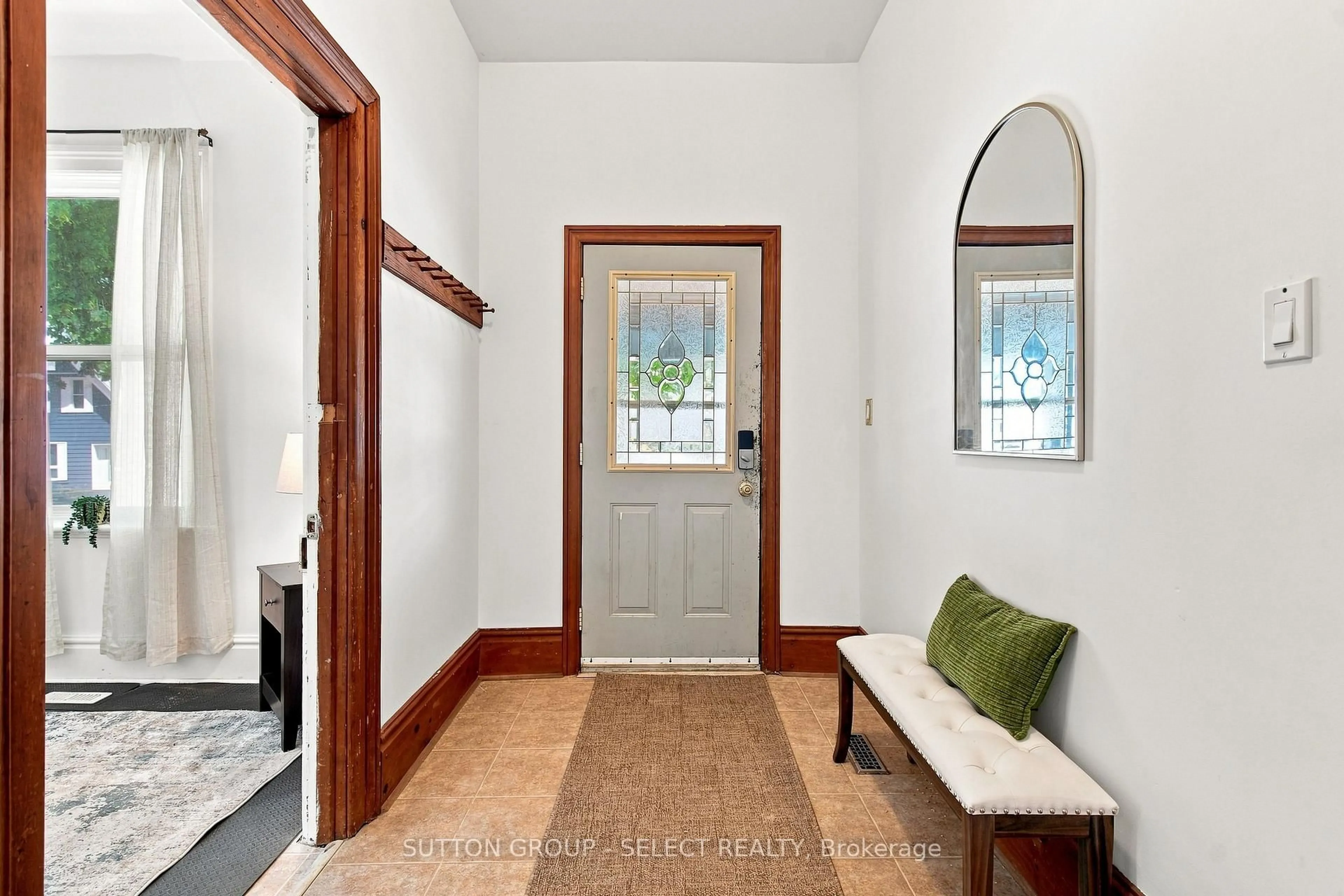 Indoor entryway for 563 Ontario St, London East Ontario N5W 3X9