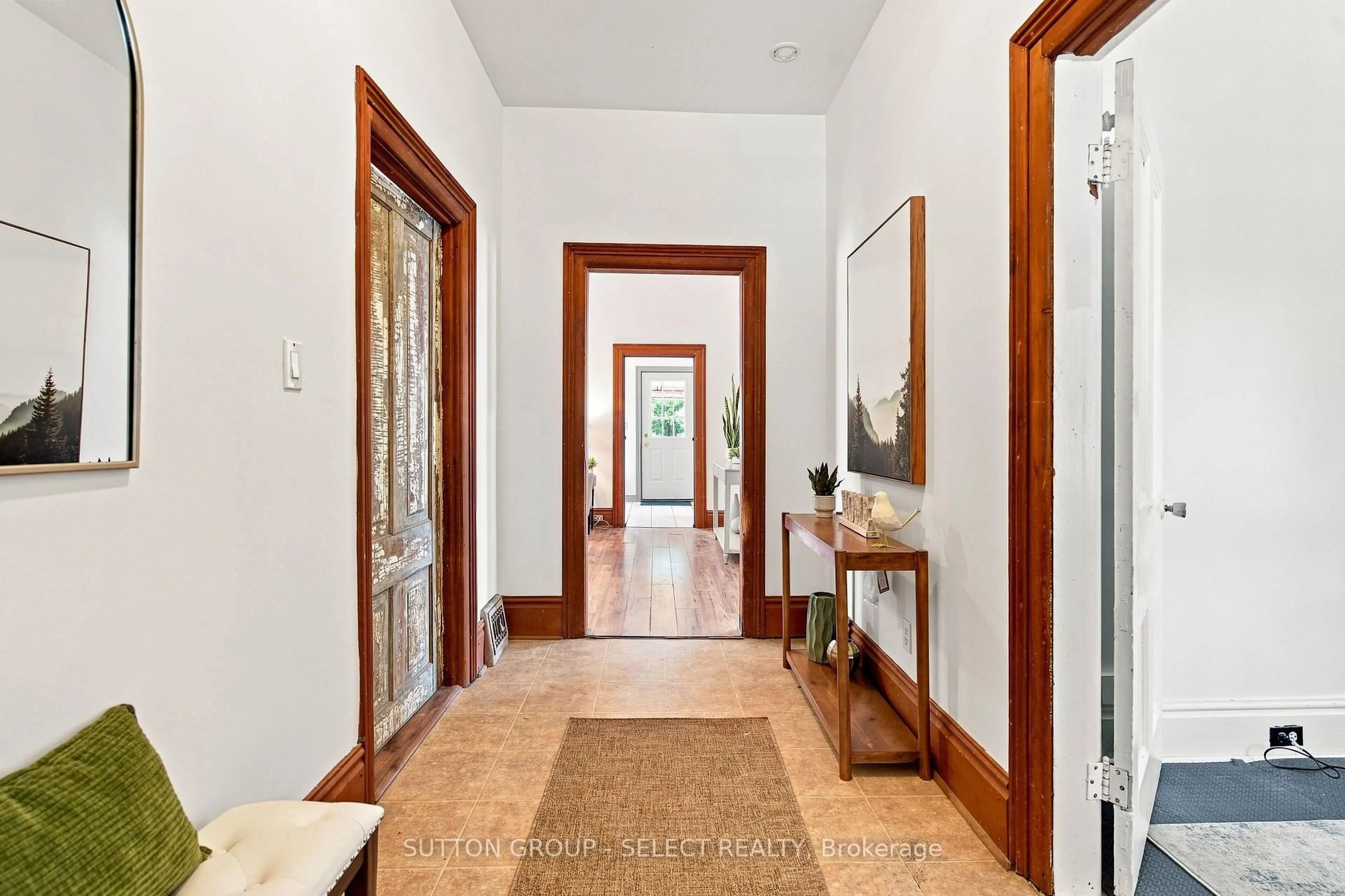 Indoor foyer for 563 Ontario St, London East Ontario N5W 3X9