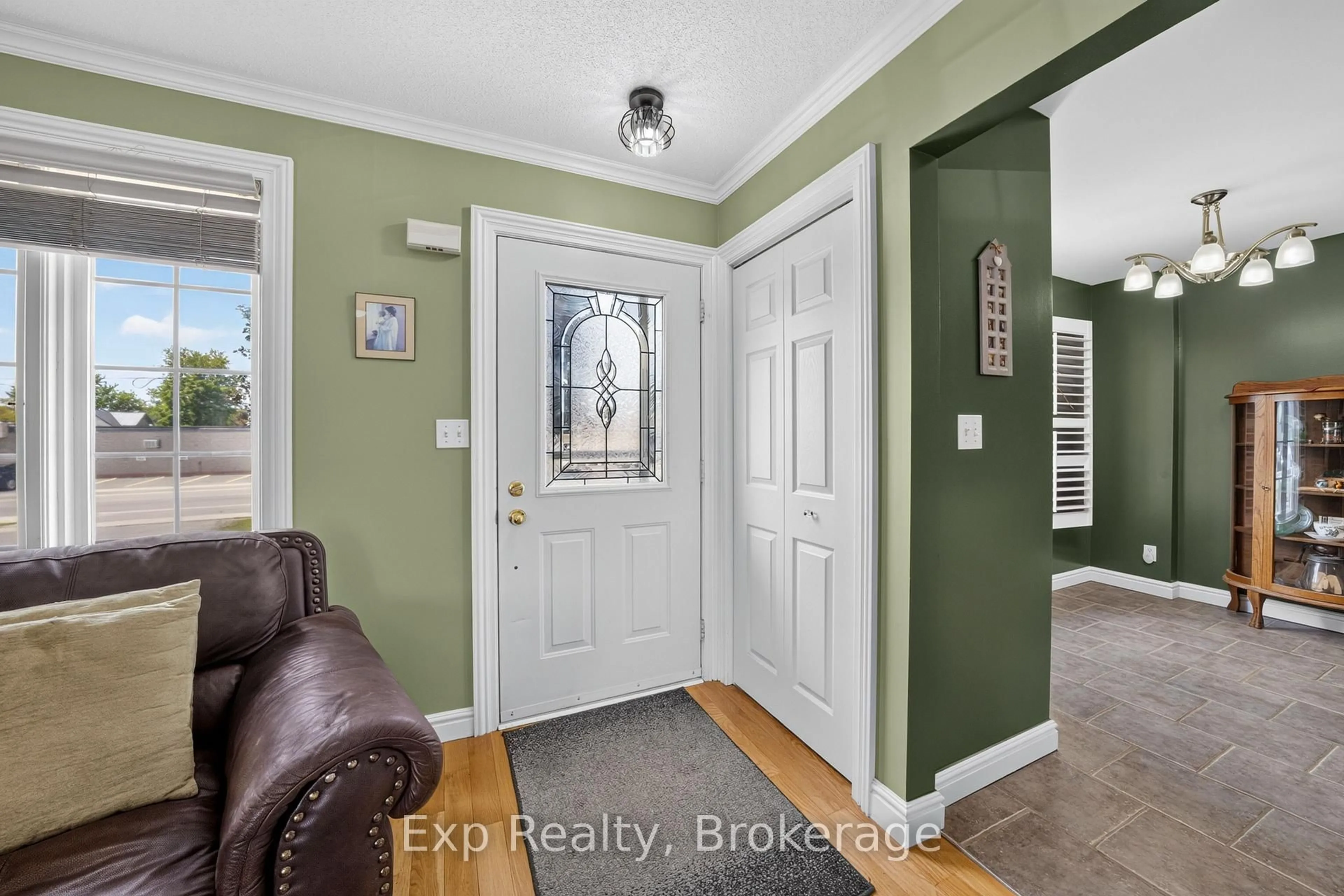 Indoor entryway for 59 Avondale Rd, Belleville Ontario K8P 4G2