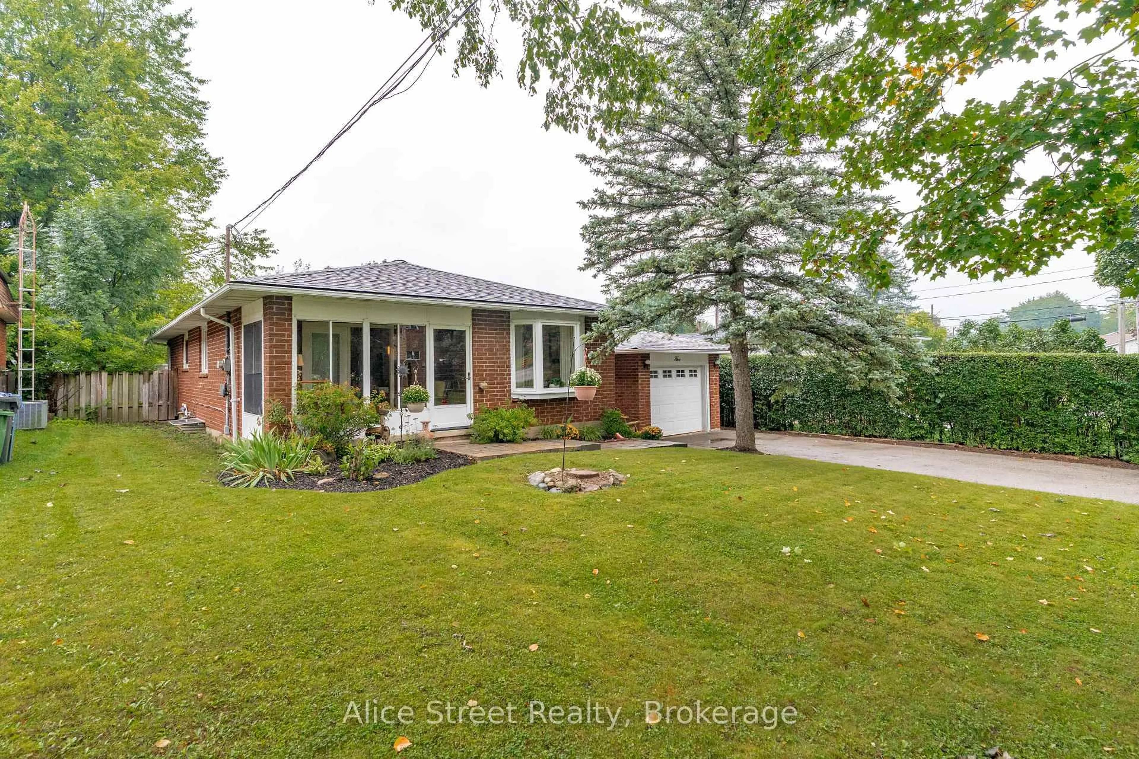 A pic from outside/outdoor area/front of a property/back of a property/a pic from drone, street for 5 Glenbrook Dr, Guelph Ontario N1E 1B1