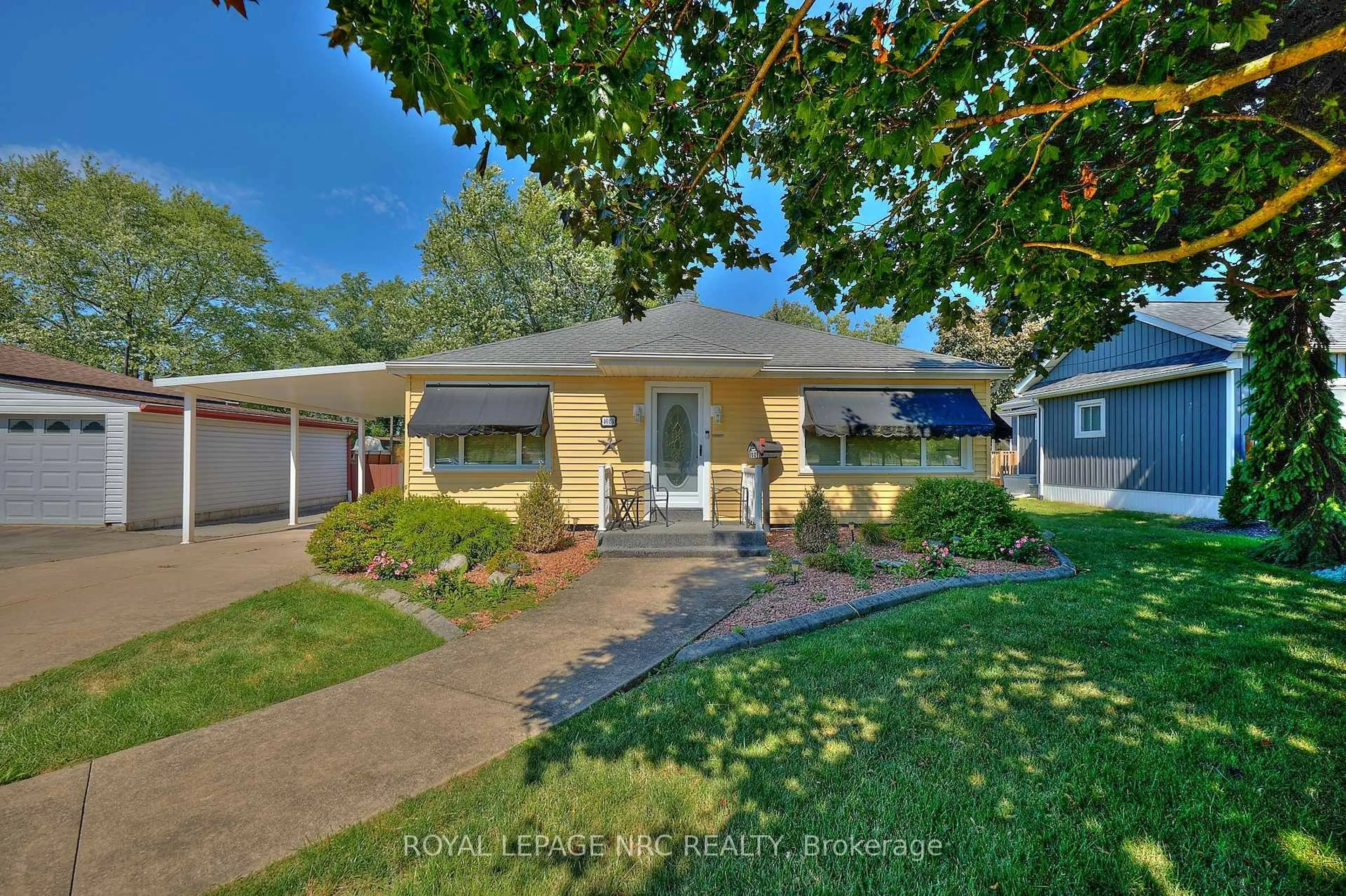 A pic from outside/outdoor area/front of a property/back of a property/a pic from drone, street for 4013 Welland St, Niagara Falls Ontario L2G 6J7