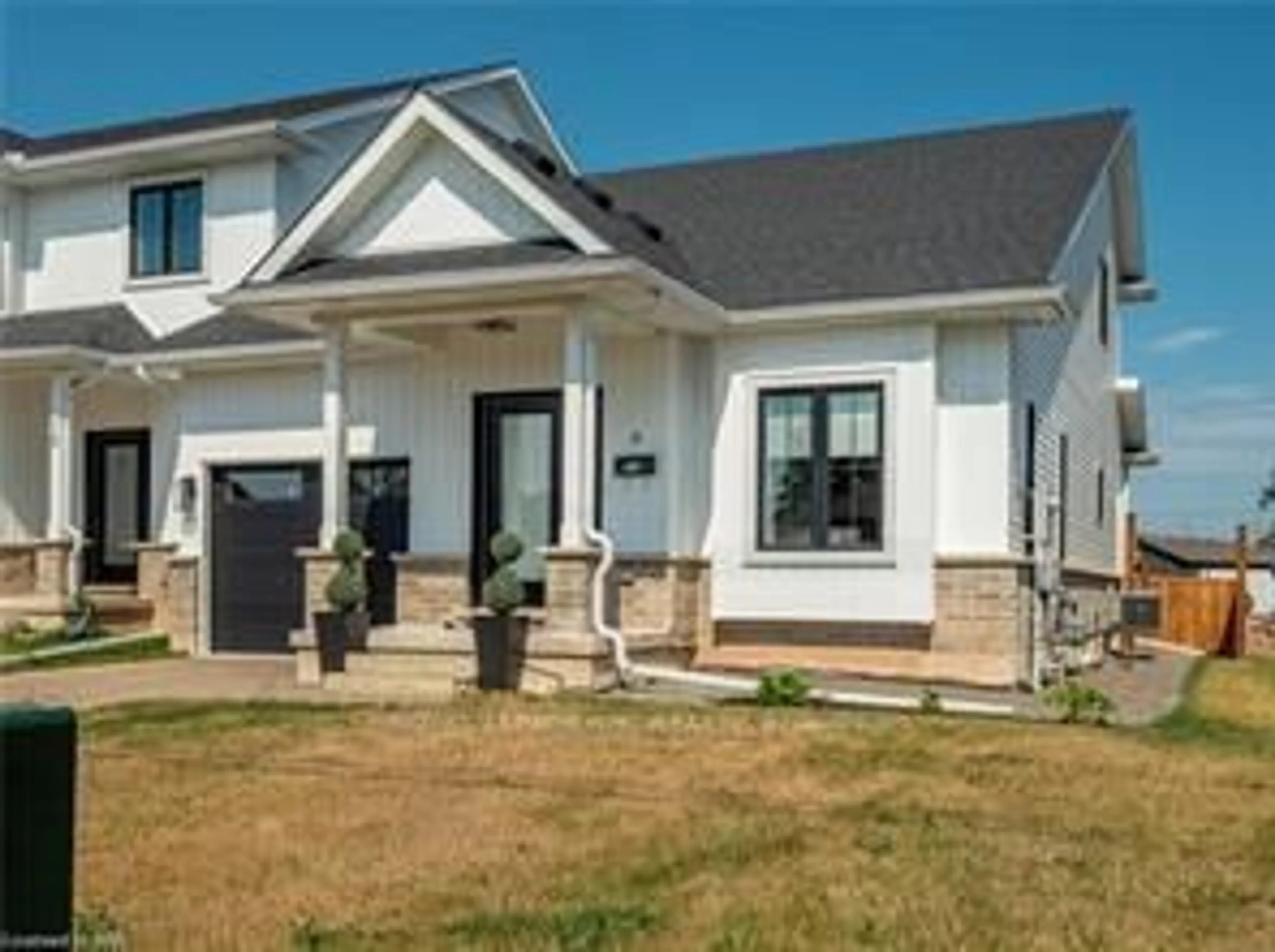 Home with vinyl exterior material, street for 8 King St, Fort Erie Ontario L2A 0C6