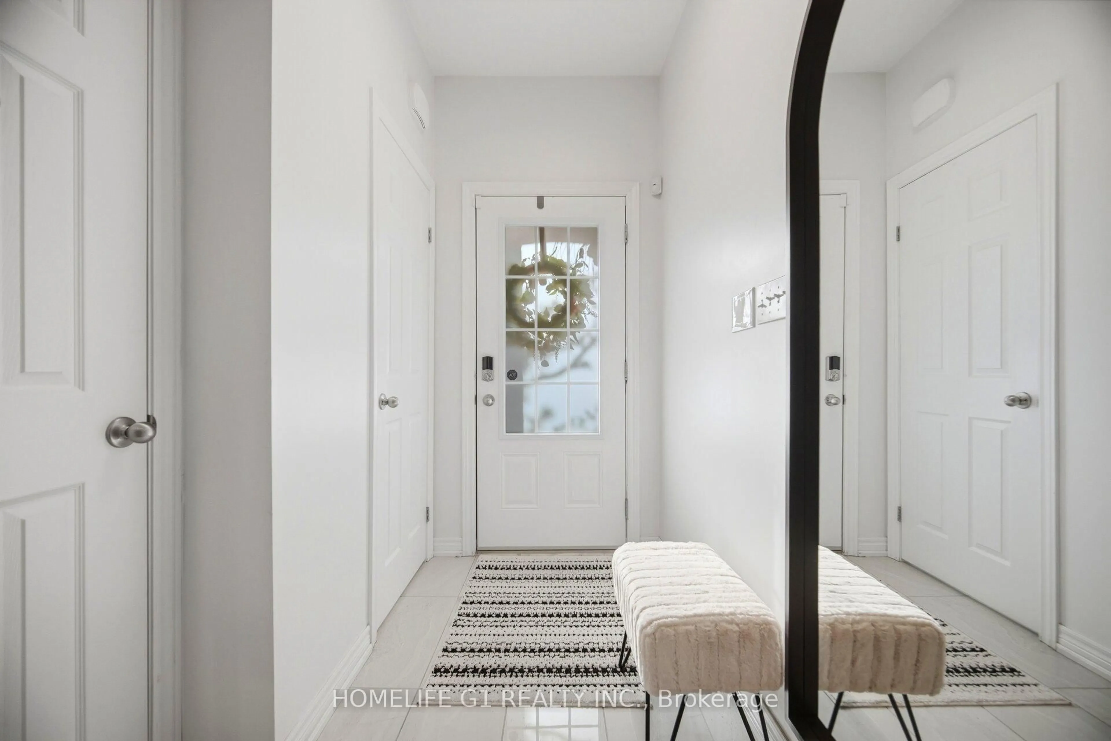 Indoor entryway for 21 Madonna Dr #26, Hamilton Ontario L9B 0H1
