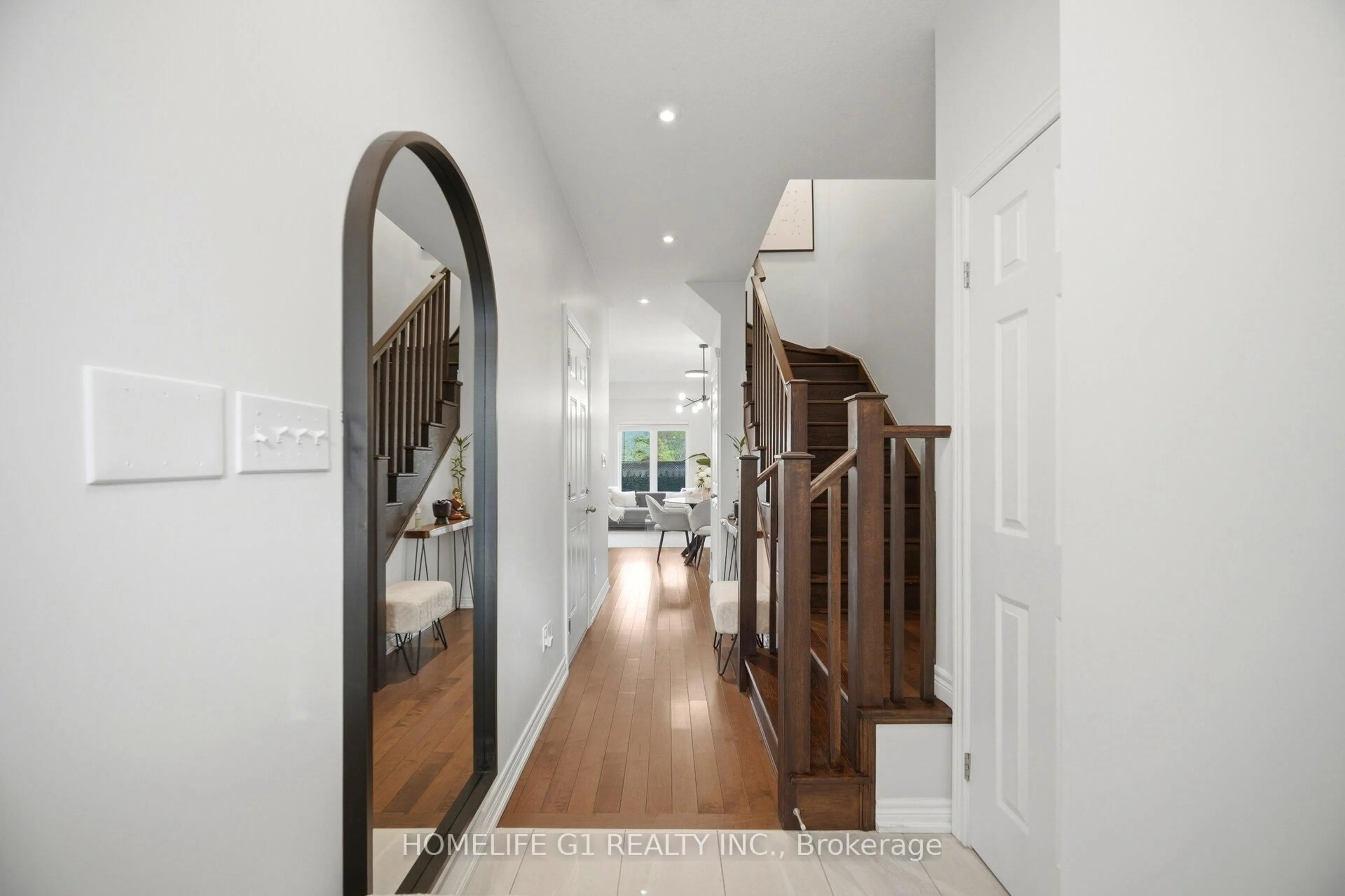 Indoor entryway for 21 Madonna Dr #26, Hamilton Ontario L9B 0H1