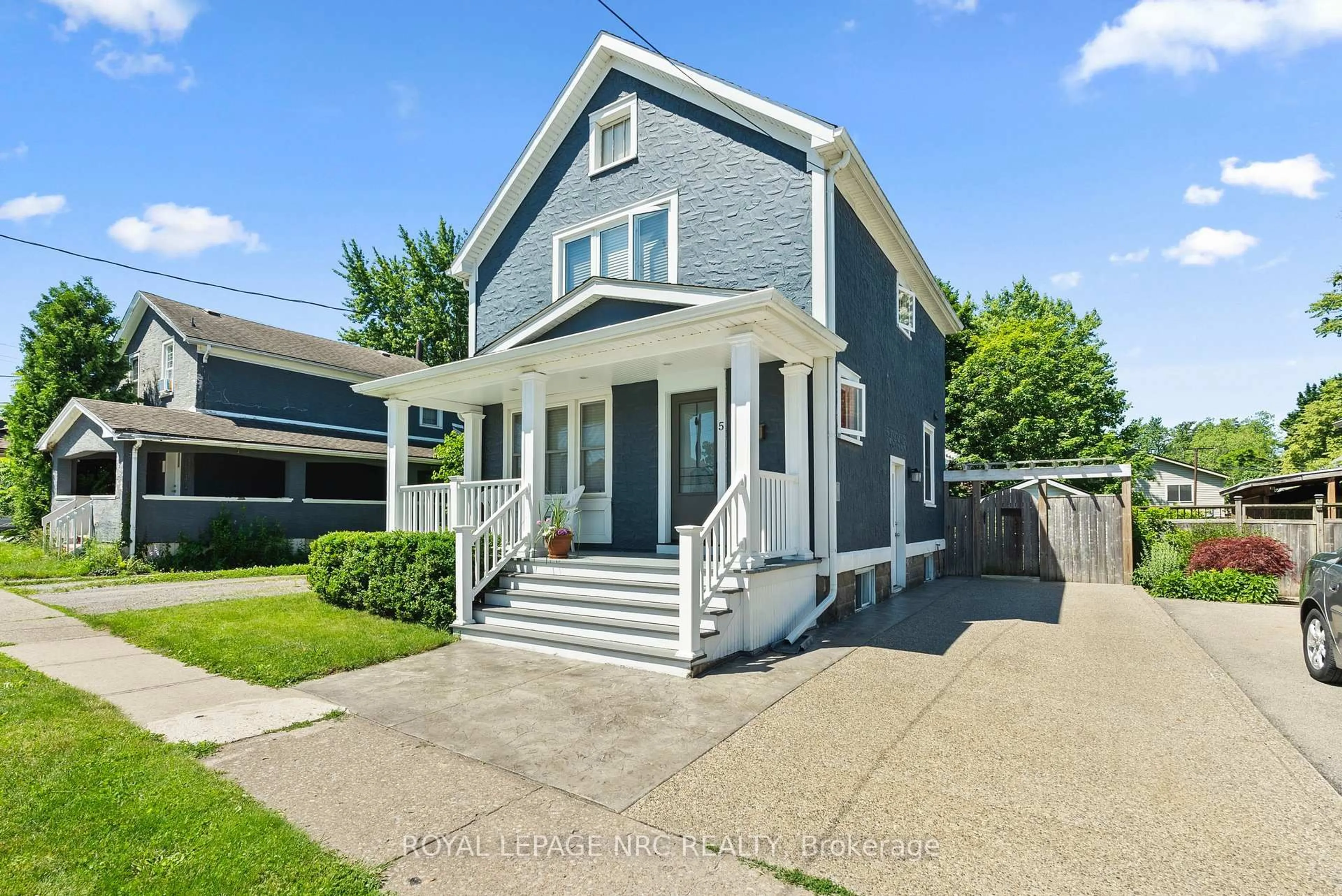 Home with vinyl exterior material, street for 5 Greenlaw Pl, St. Catharines Ontario L2R 4S5