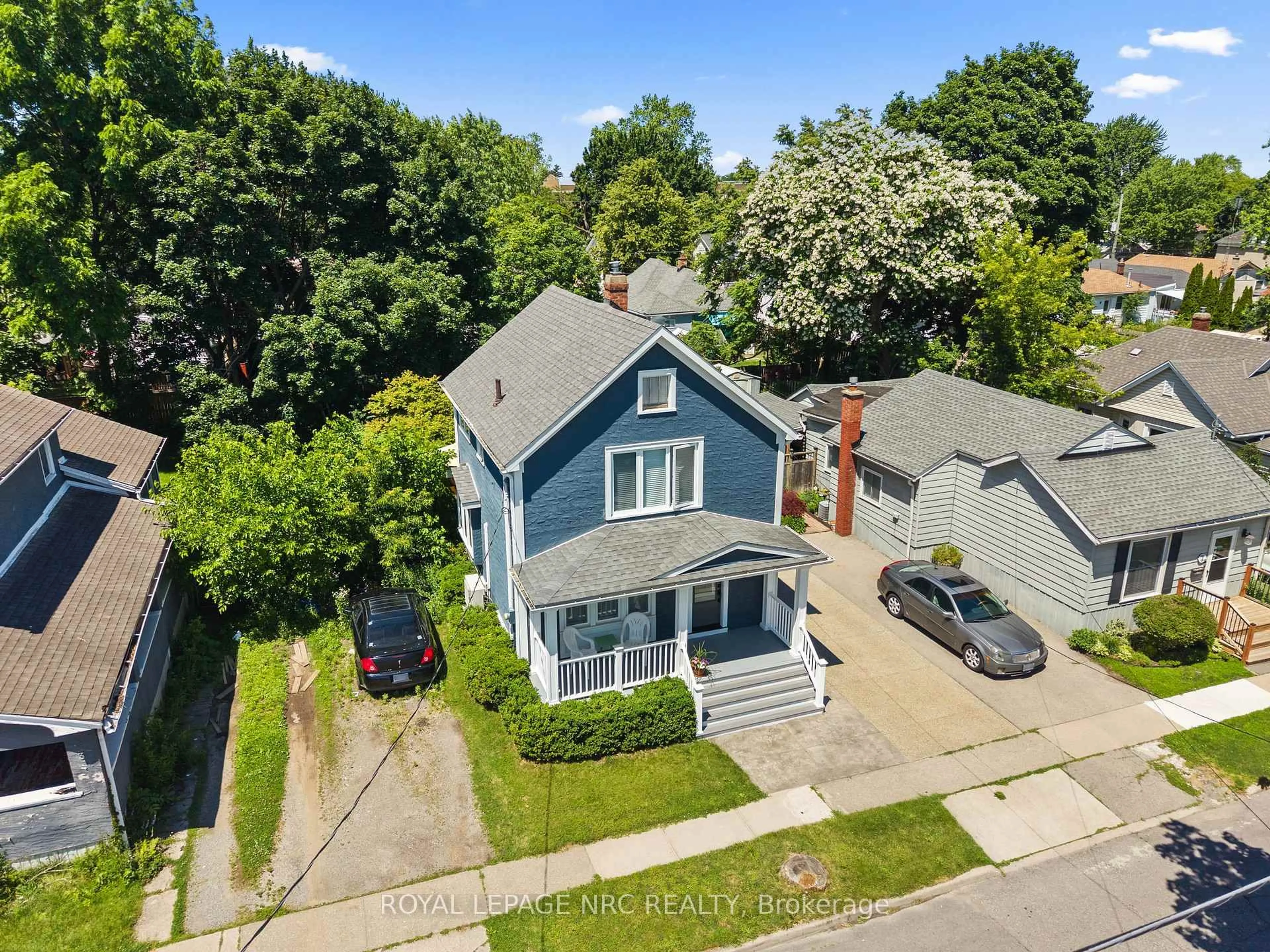 A pic from outside/outdoor area/front of a property/back of a property/a pic from drone, street for 5 Greenlaw Pl, St. Catharines Ontario L2R 4S5