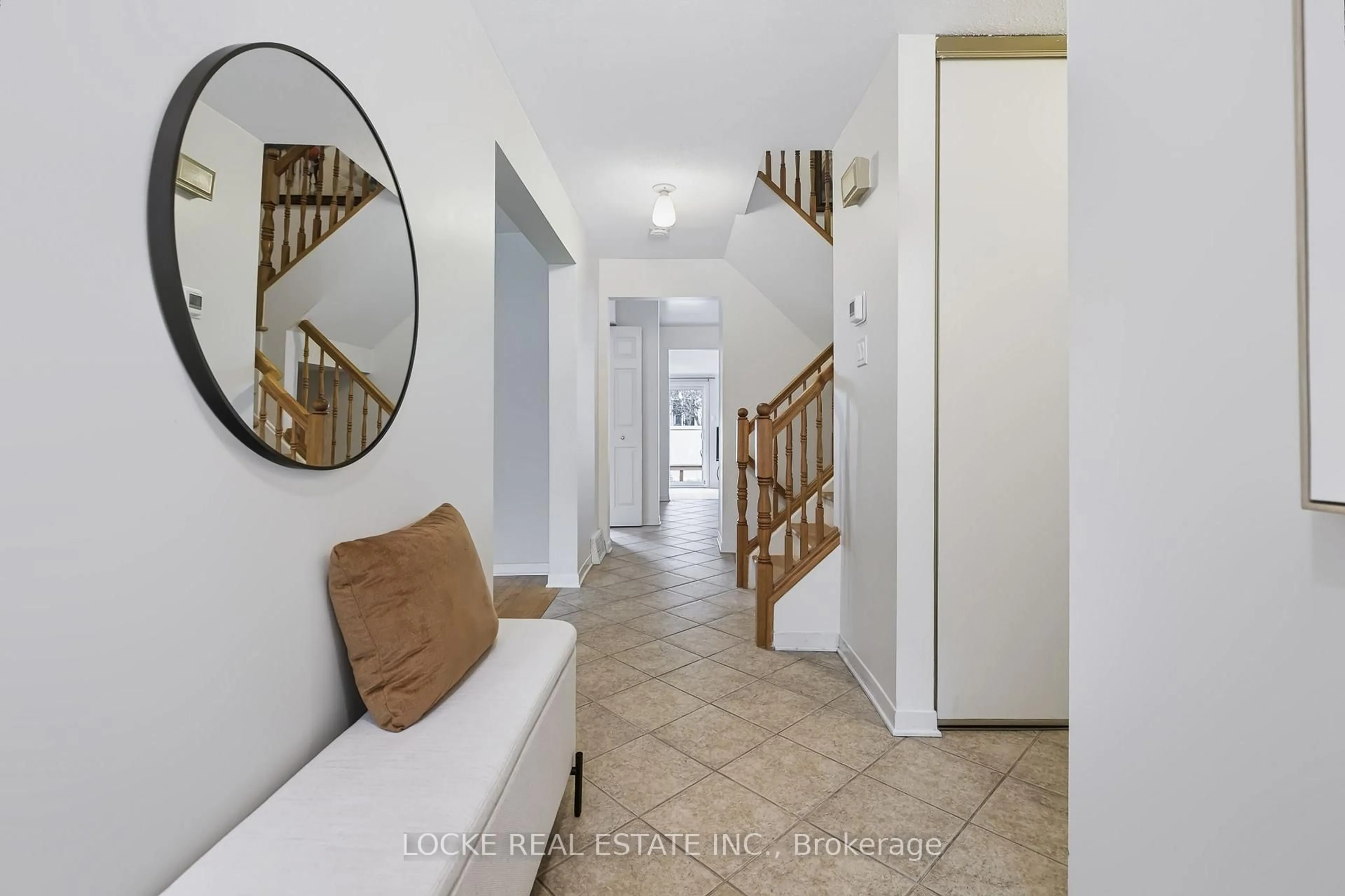 Indoor entryway for 6068 Ridgelea Pl, Orleans Ontario K1C 5P8
