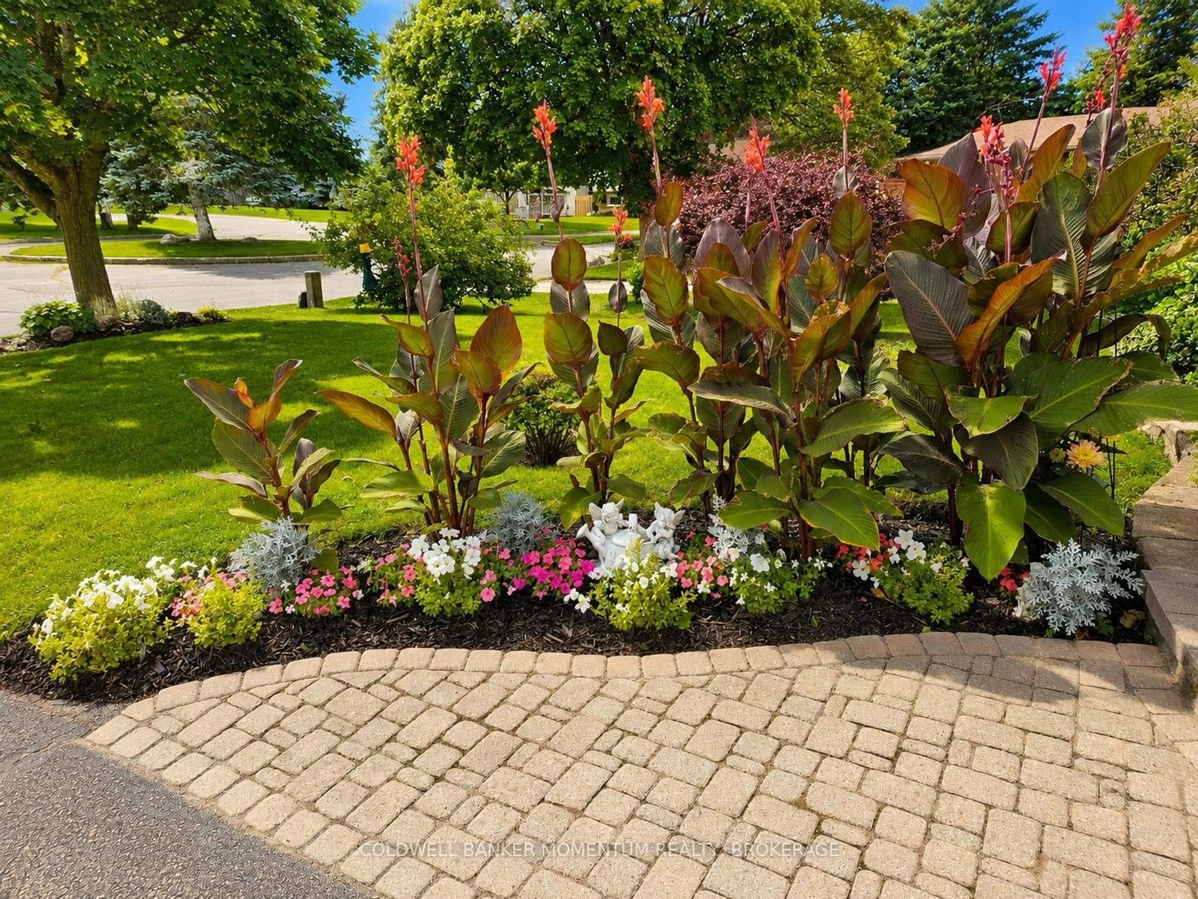 Patio, street for 23 Churchill Circ, Norfolk Ontario N3Y 4Z4