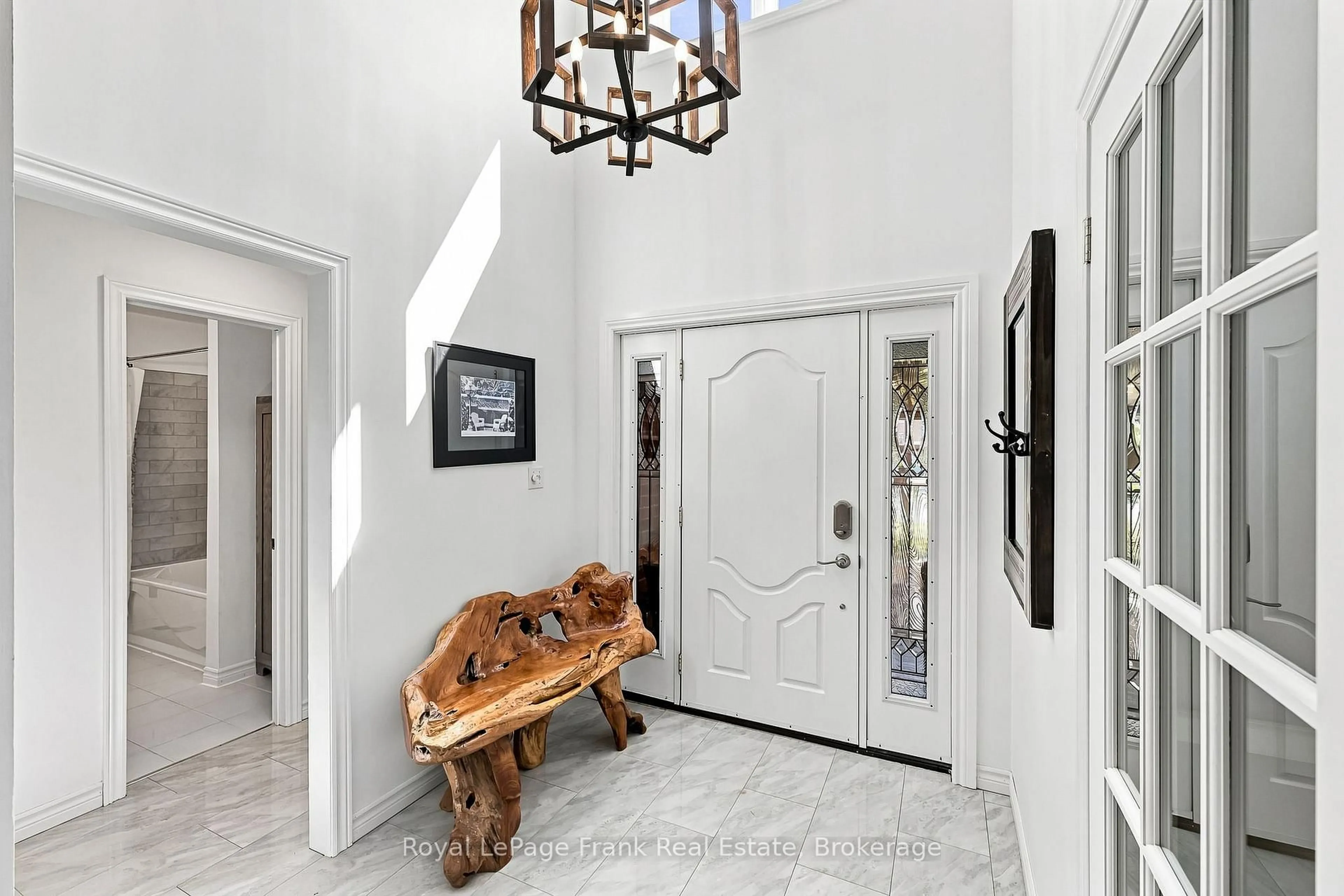 Indoor entryway for 1846 Stratton Ave, Peterborough Ontario K9K 2E6