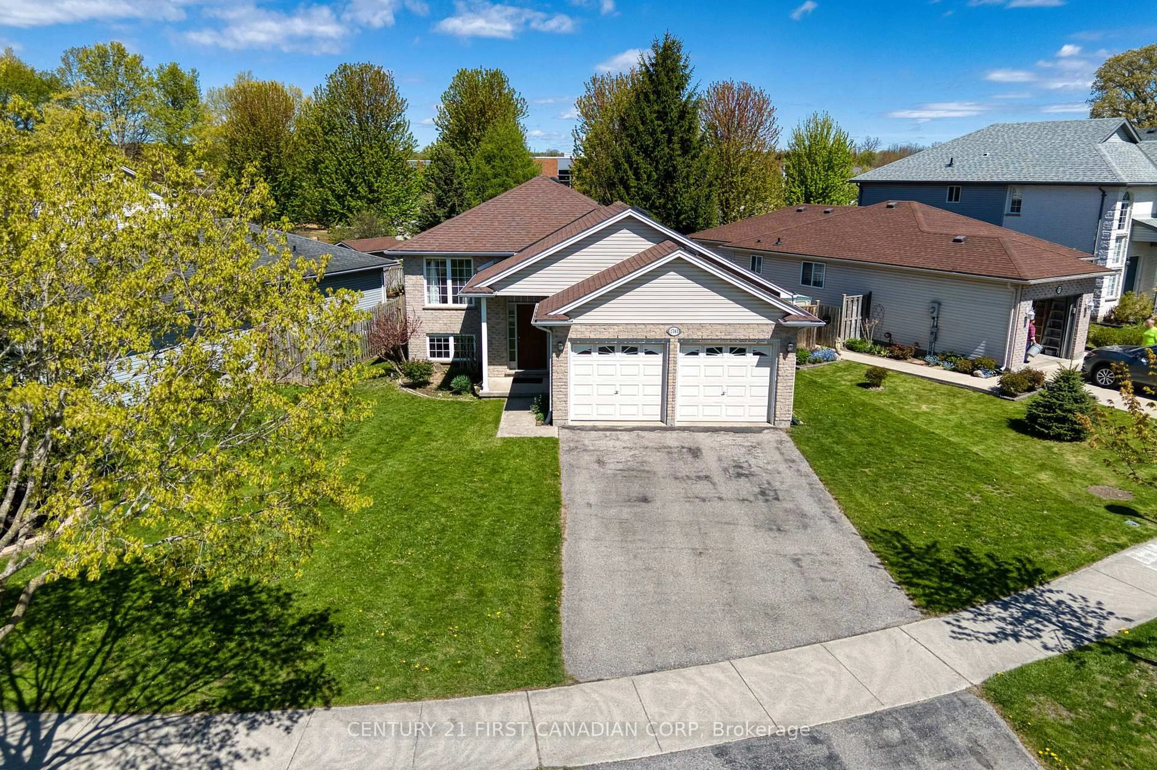 A pic from outside/outdoor area/front of a property/back of a property/a pic from drone, street for 1761 Devos Dr, London North Ontario N5X 4H9