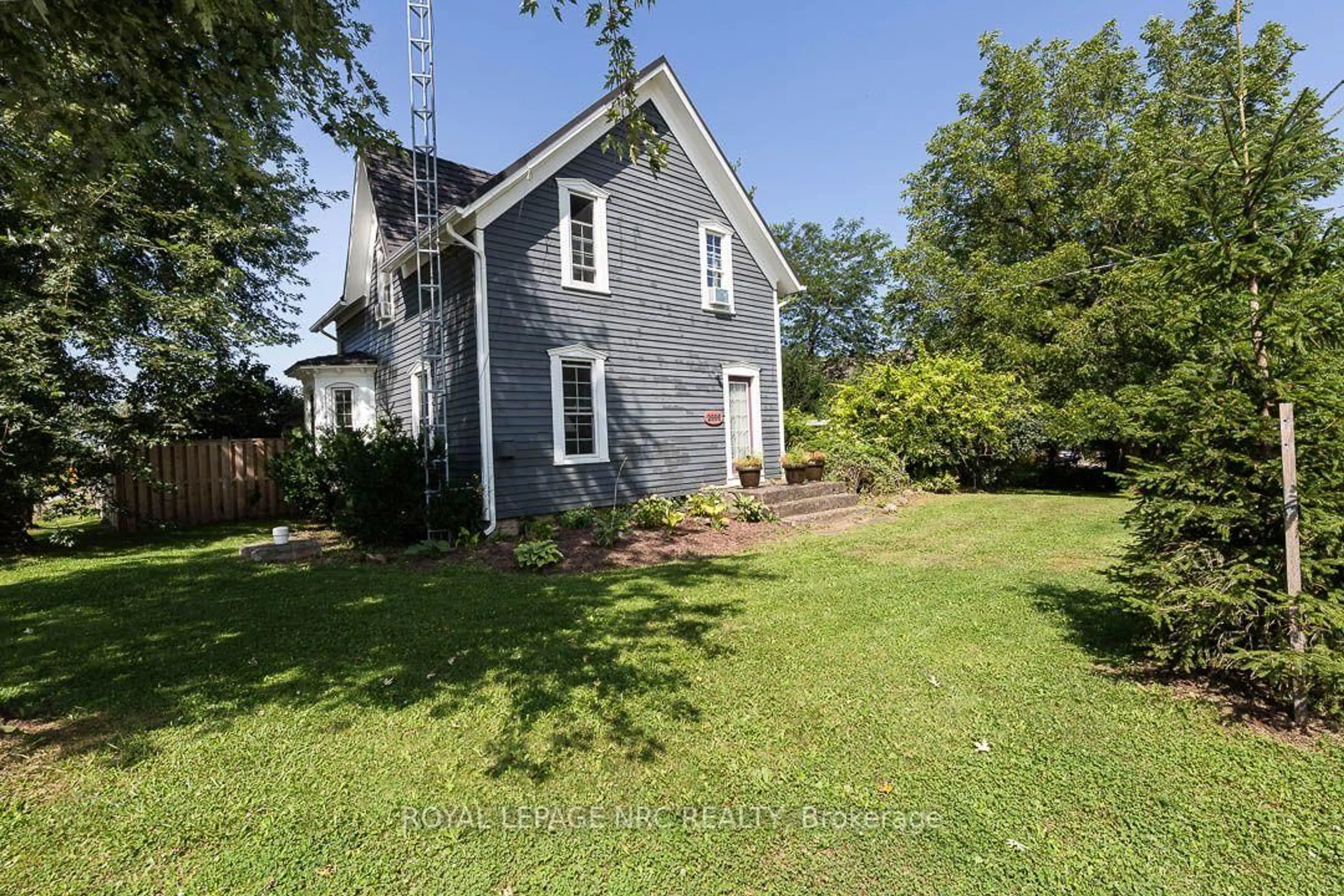 A pic from outside/outdoor area/front of a property/back of a property/a pic from drone, building for 2996 Ninth St, Lincoln Ontario L2R 6P7