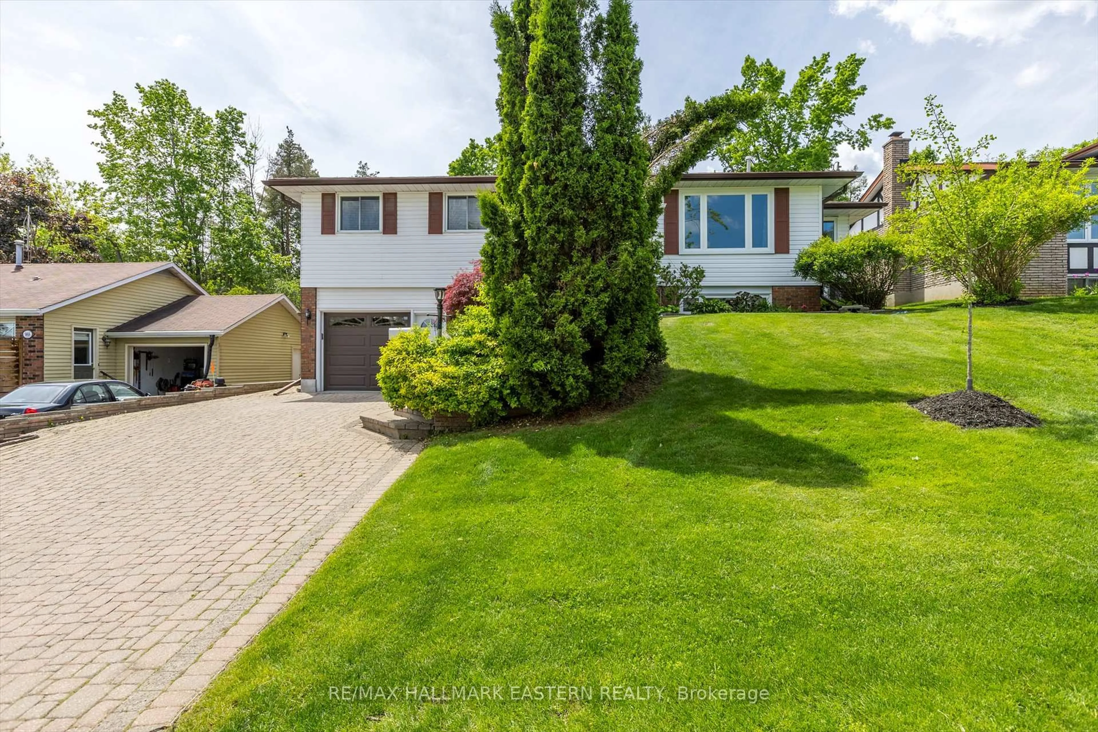 Home with vinyl exterior material, street for 959 Golfview Rd, Peterborough Ontario K9J 7W2