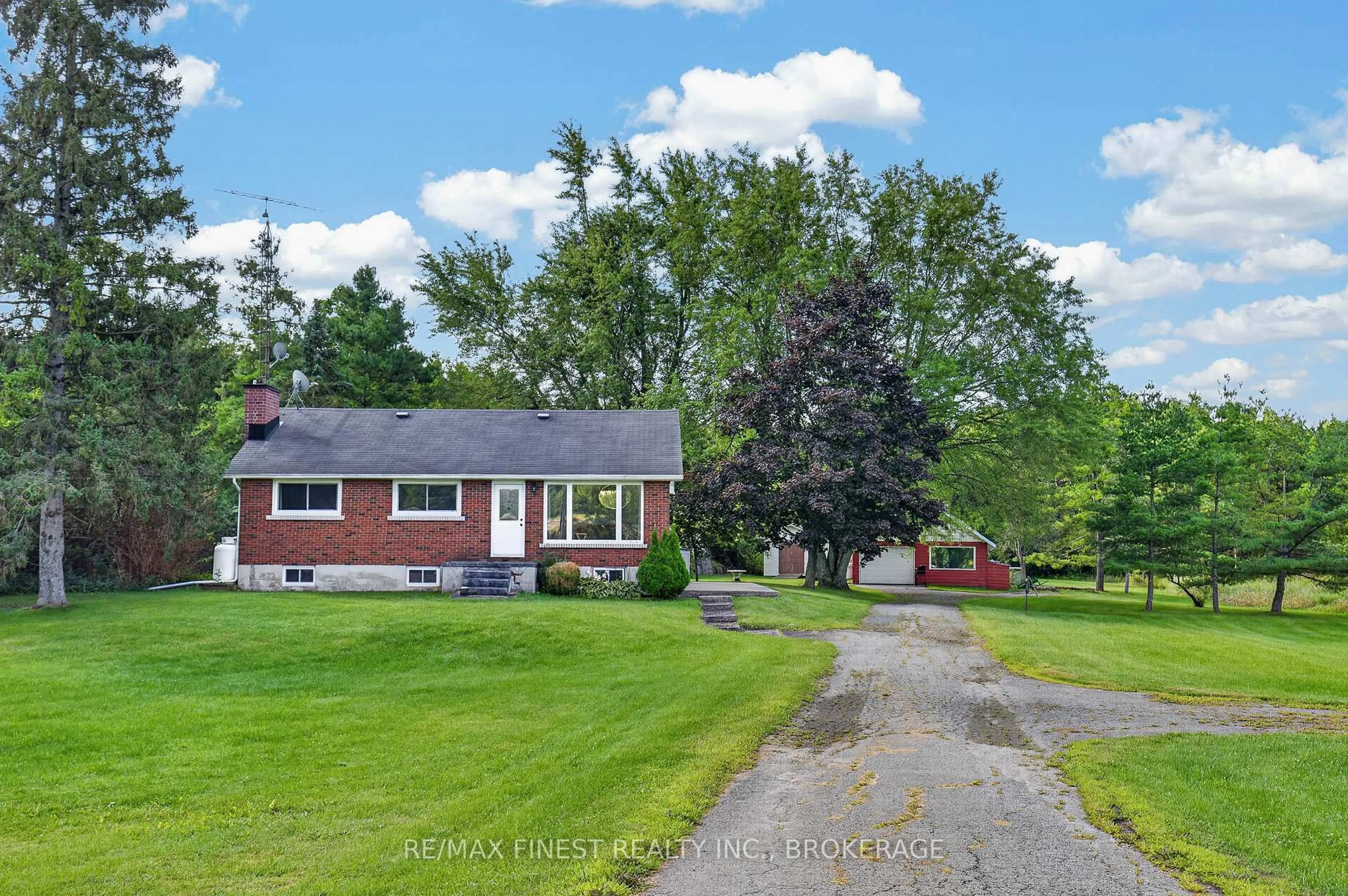 A pic from outside/outdoor area/front of a property/back of a property/a pic from drone, street for 513 County road 2, Front of Leeds & Seeleys Bay Ontario K7G 2V4