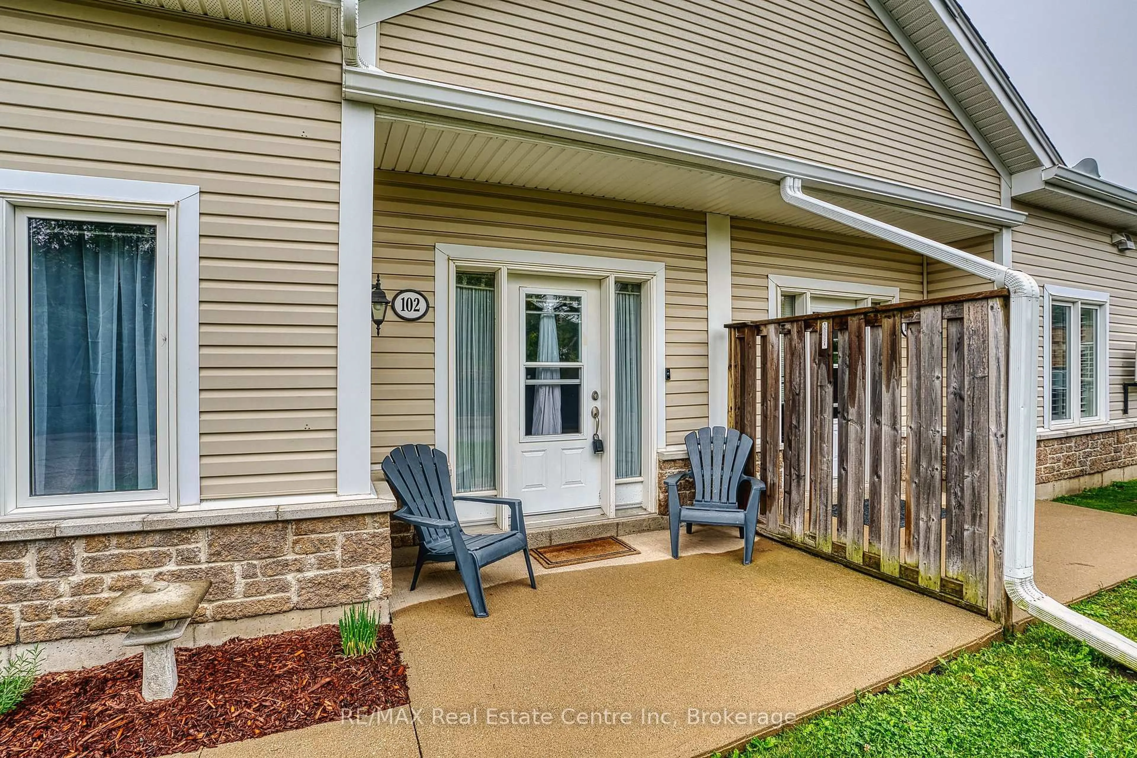 Patio, street for 760 Woodhill Dr #102, Centre Wellington Ontario N1M 3W5
