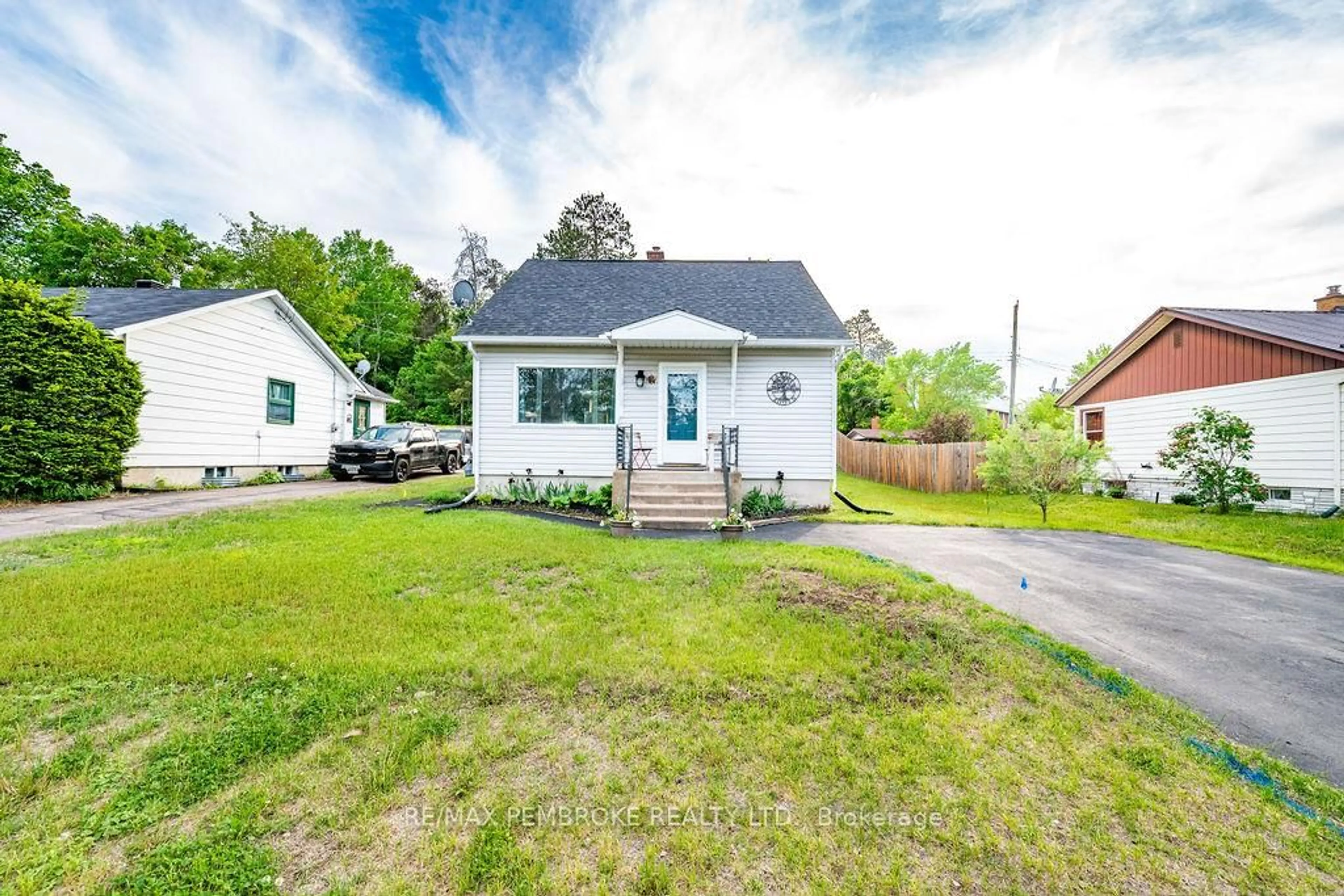 A pic from outside/outdoor area/front of a property/back of a property/a pic from drone, street for 14 Summit St, Deep River Ontario K0J 1P0