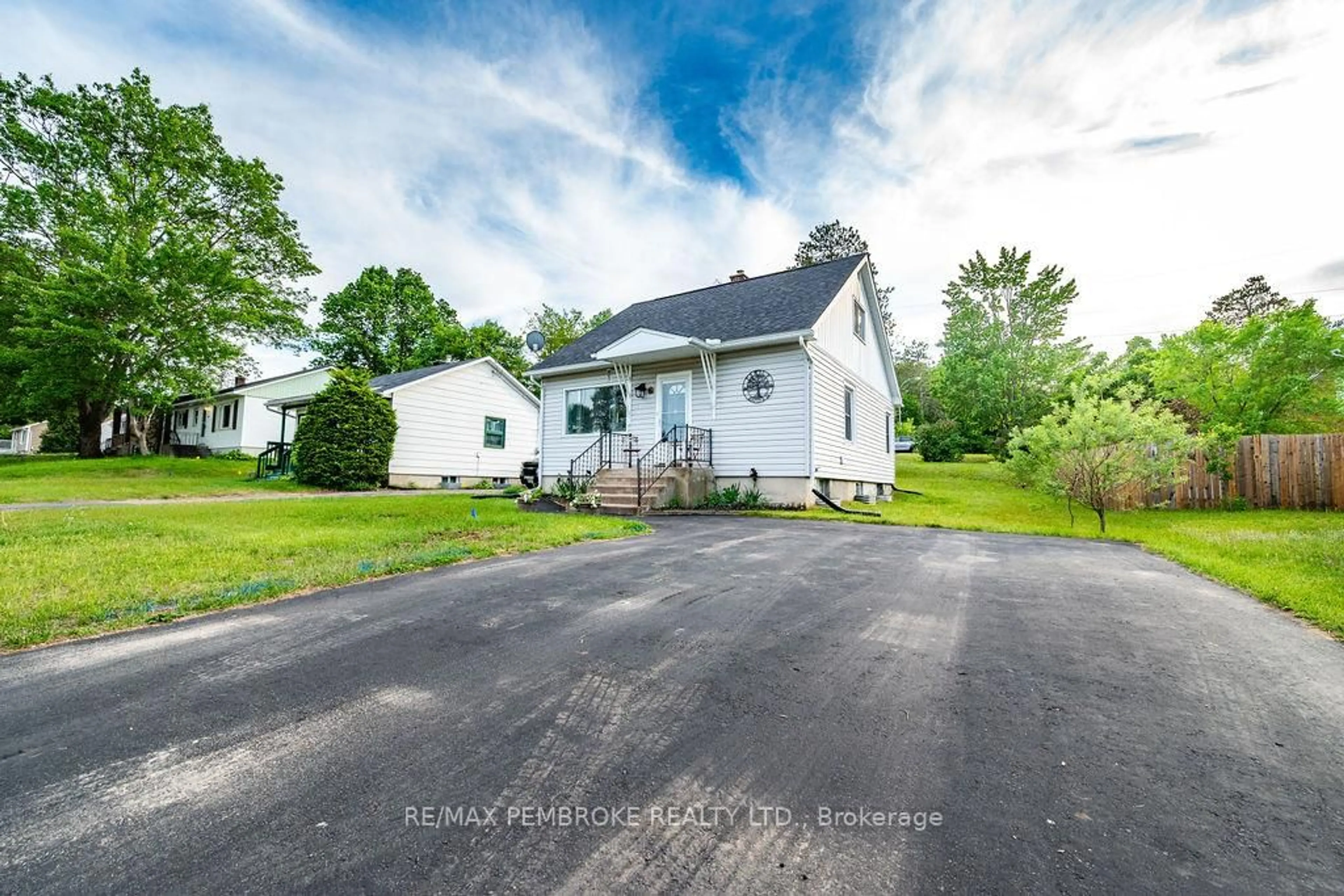 A pic from outside/outdoor area/front of a property/back of a property/a pic from drone, street for 14 Summit St, Deep River Ontario K0J 1P0