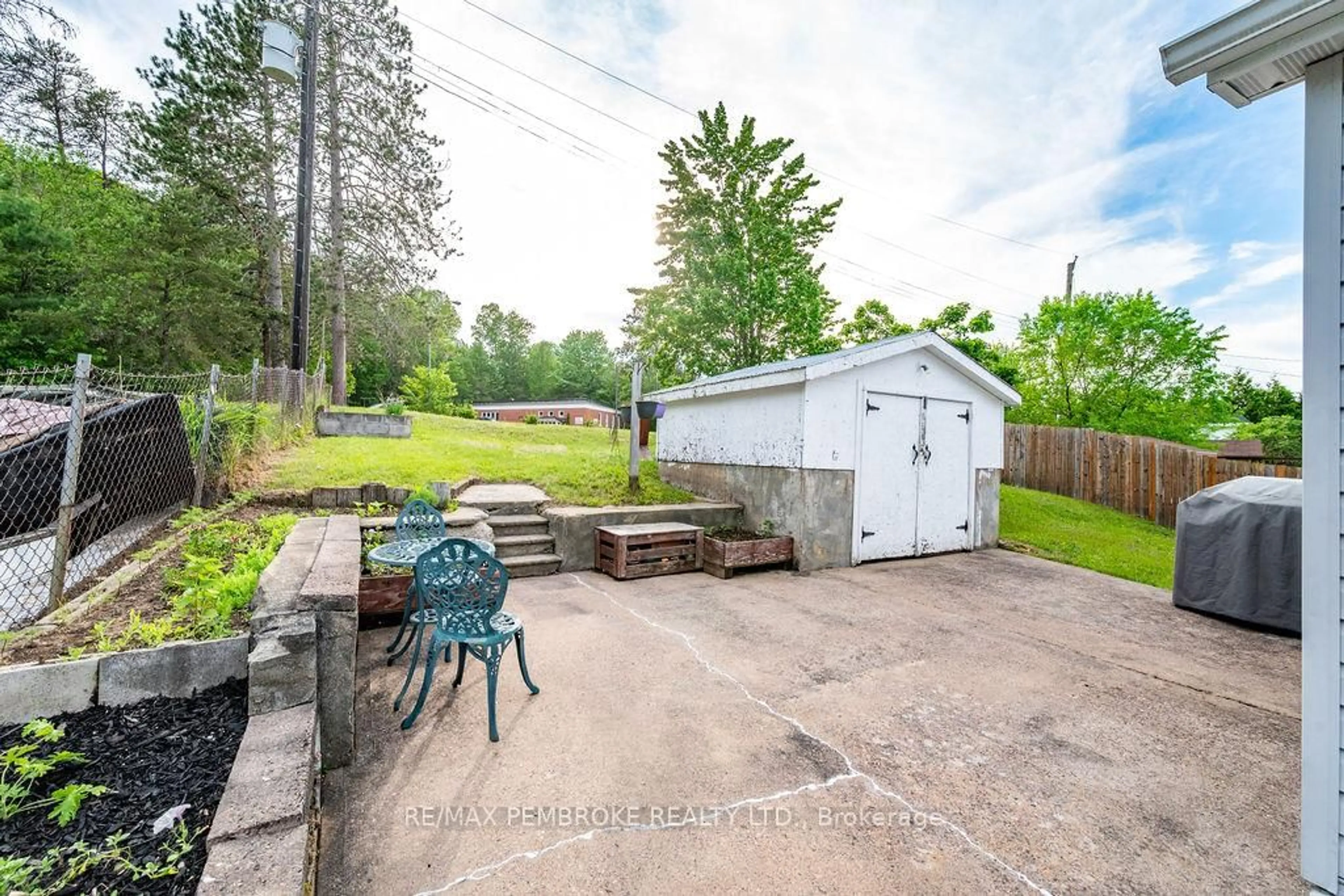 Patio, water/lake/river/ocean view for 14 Summit St, Deep River Ontario K0J 1P0
