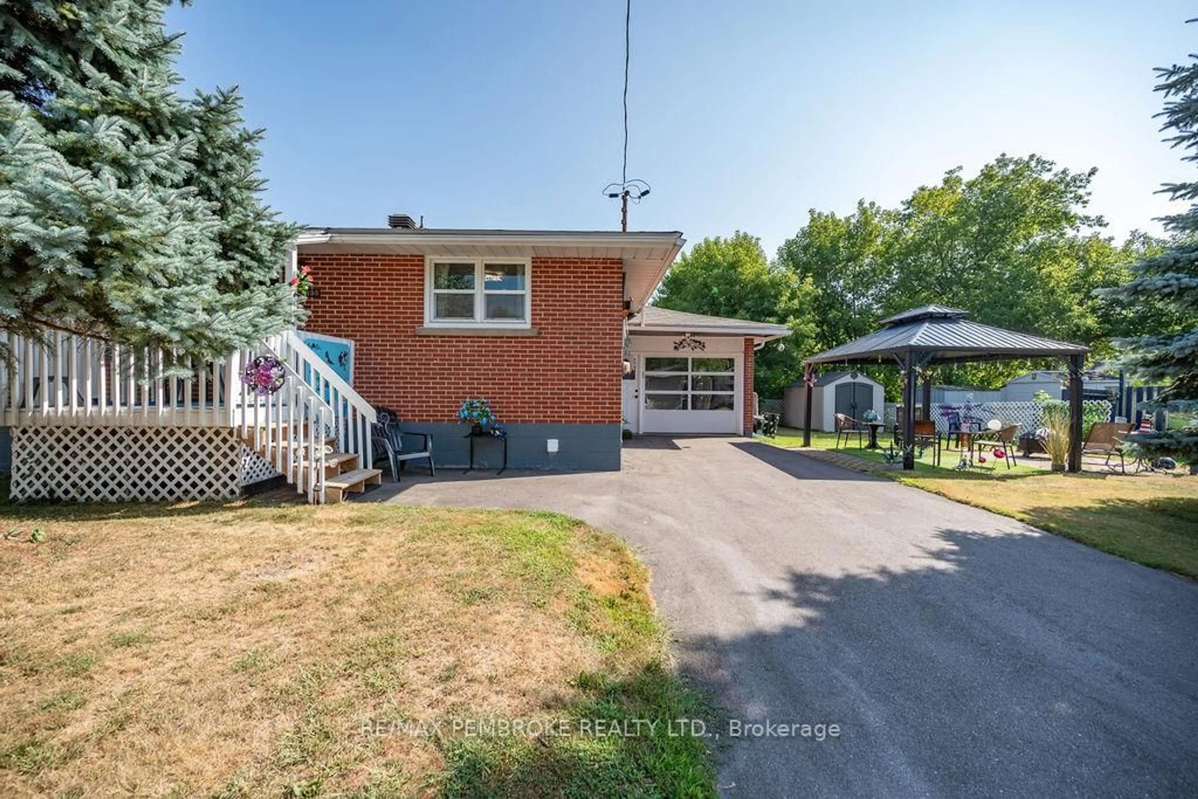 A pic from outside/outdoor area/front of a property/back of a property/a pic from drone, street for 335 Willard St, Pembroke Ontario K8A 3T8