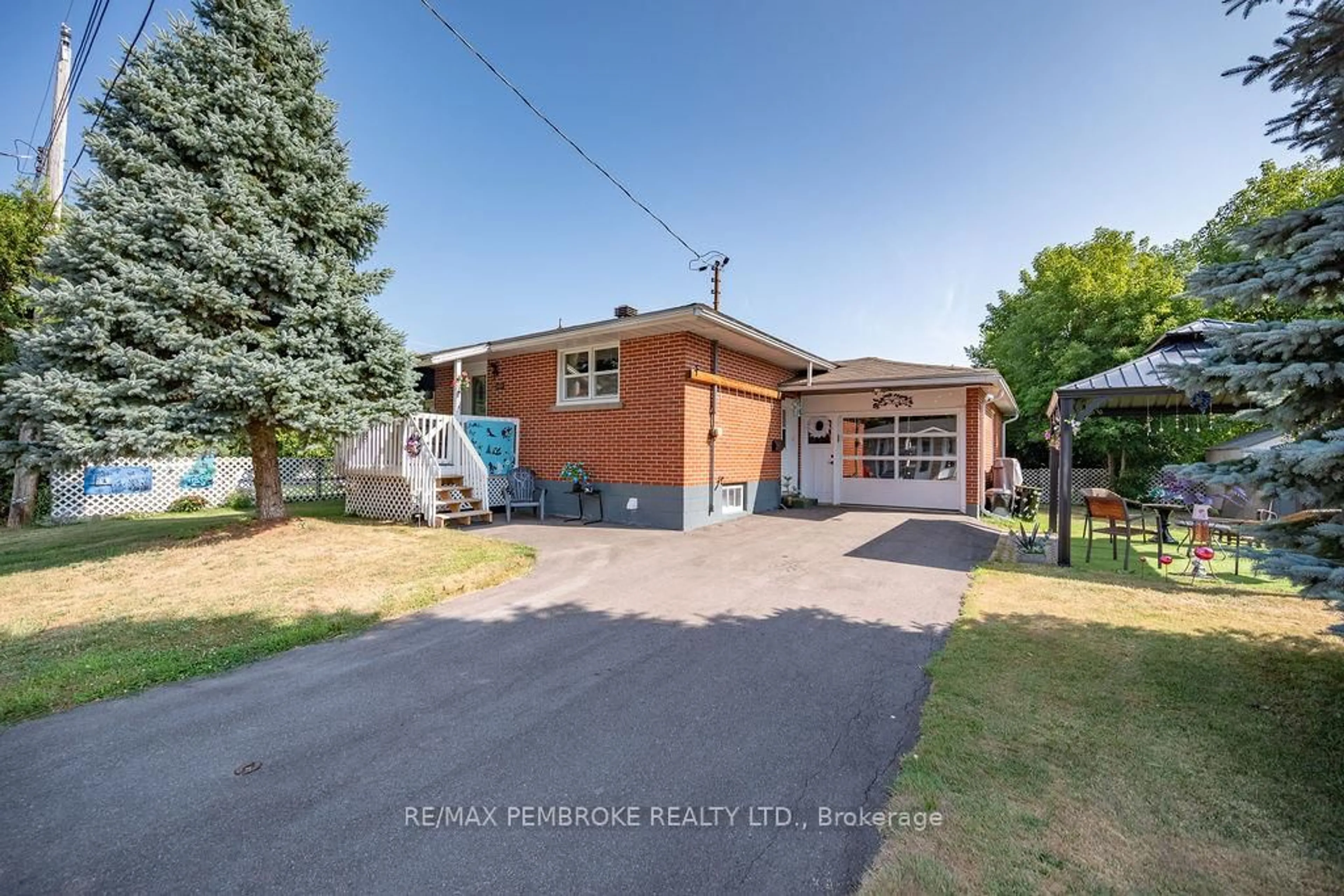 A pic from outside/outdoor area/front of a property/back of a property/a pic from drone, street for 335 Willard St, Pembroke Ontario K8A 3T8