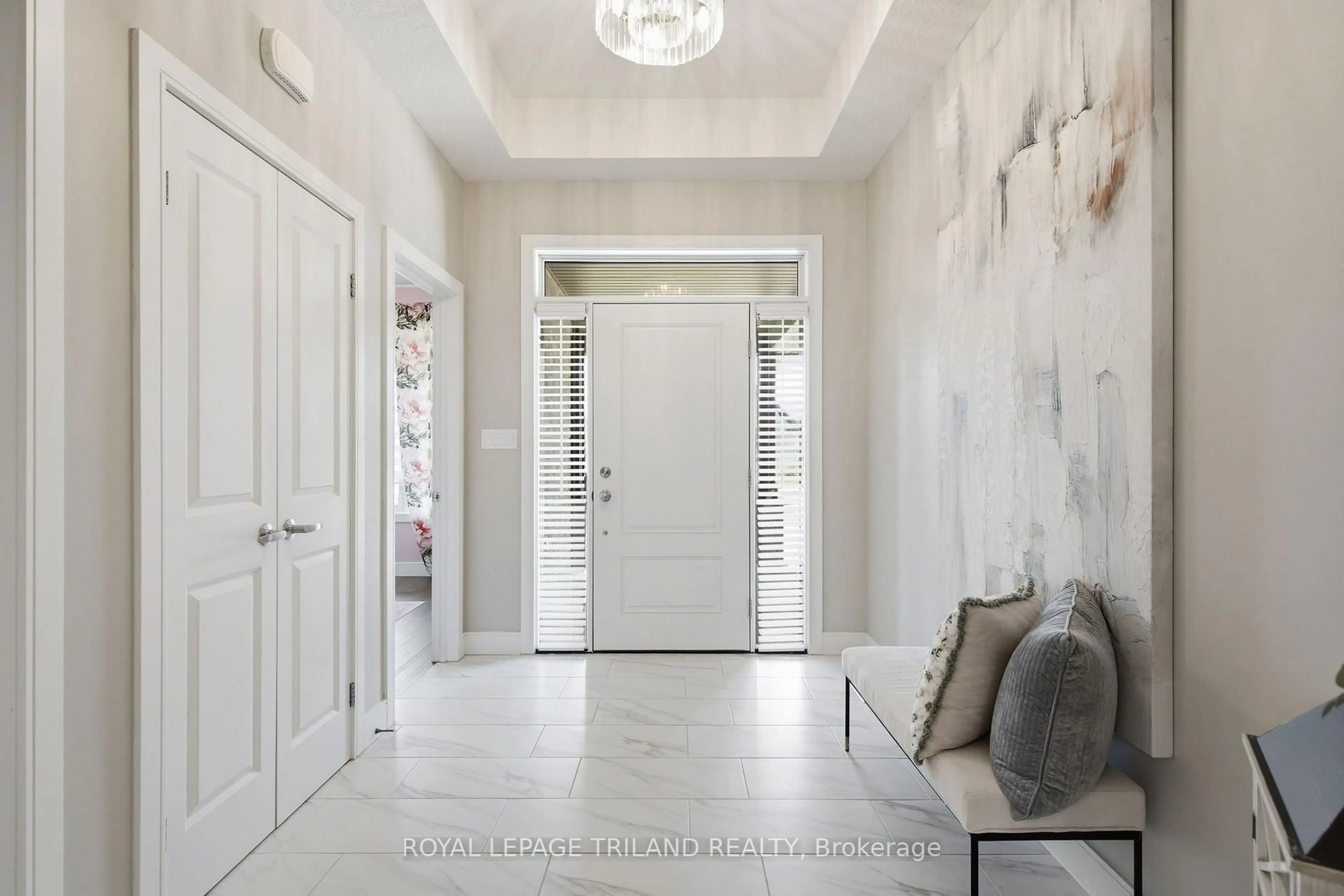 Indoor entryway for 149 Collins Way, Strathroy-Caradoc Ontario N7G 0G2