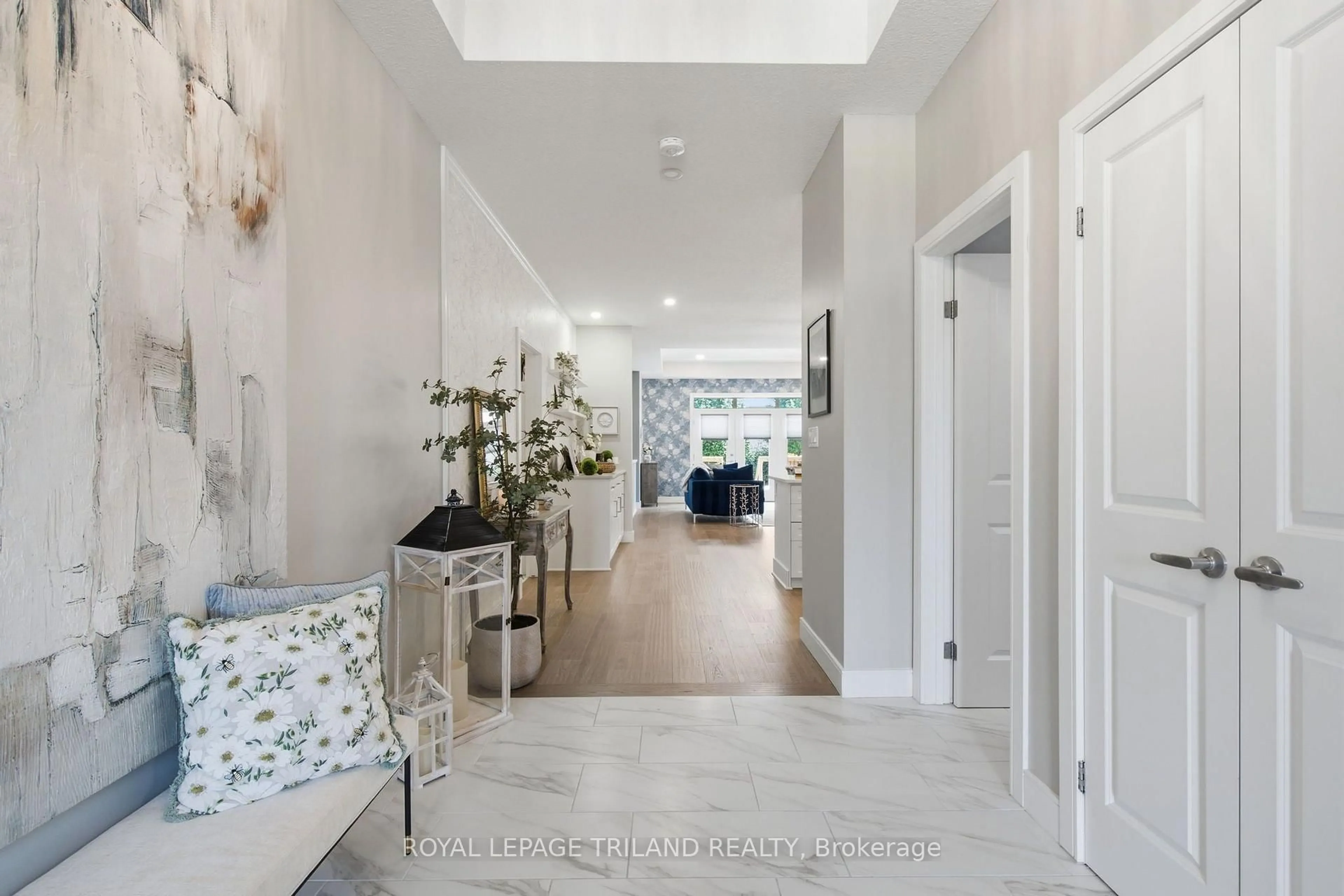 Indoor entryway for 149 Collins Way, Strathroy-Caradoc Ontario N7G 0G2